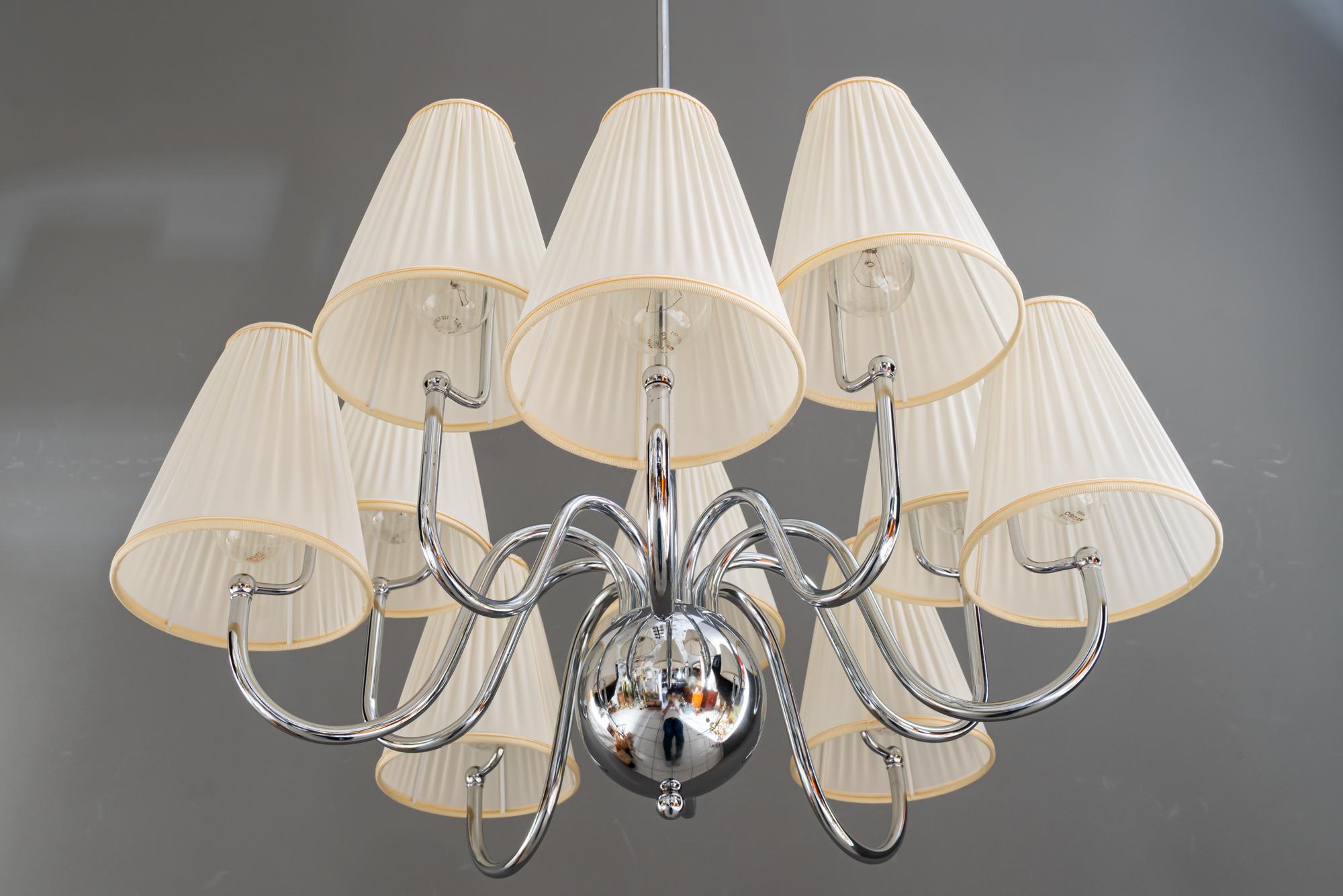 Gran araña Art Déco cromada con pantallas de tela hacia 1920 Tela en venta