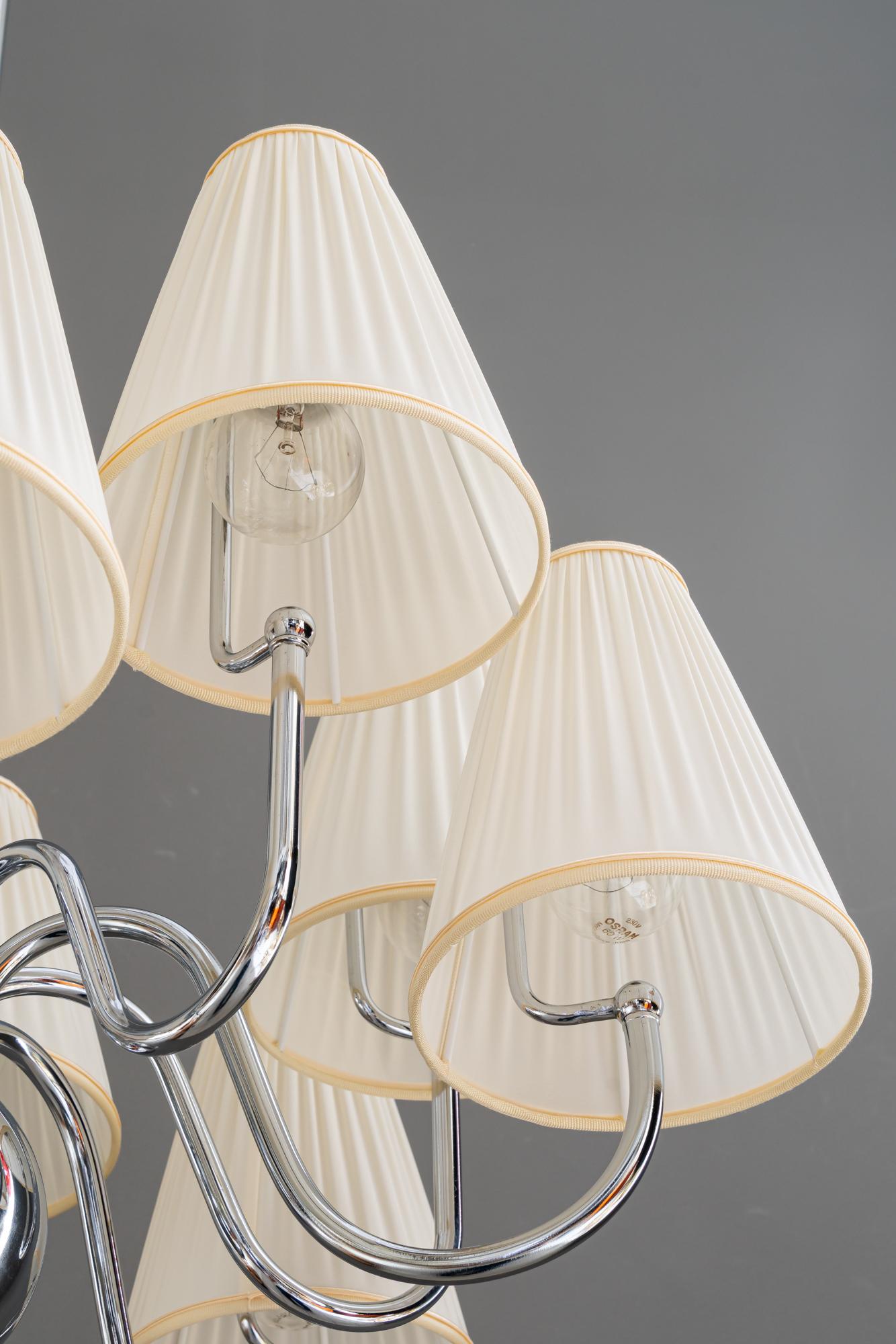 Gran araña Art Déco cromada con pantallas de tela hacia 1920 en venta 1