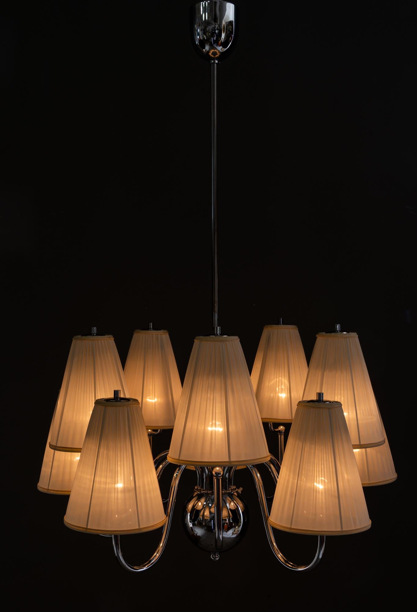 Gran araña Art Déco cromada con pantallas de tela hacia 1920 en venta 2