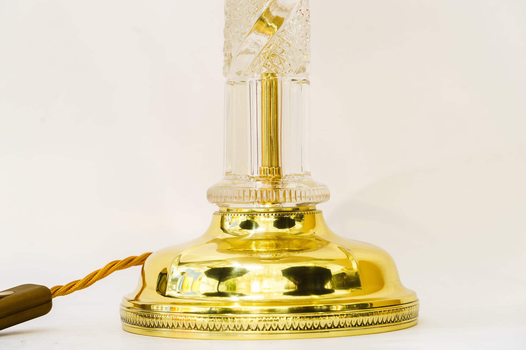 Große Art Deco Glasstab Tischlampe mit Stoffschirm Wien um 1920er Jahre
Messing poliert und emailliert
Der Stoffschirm wird ersetzt ( neu )
