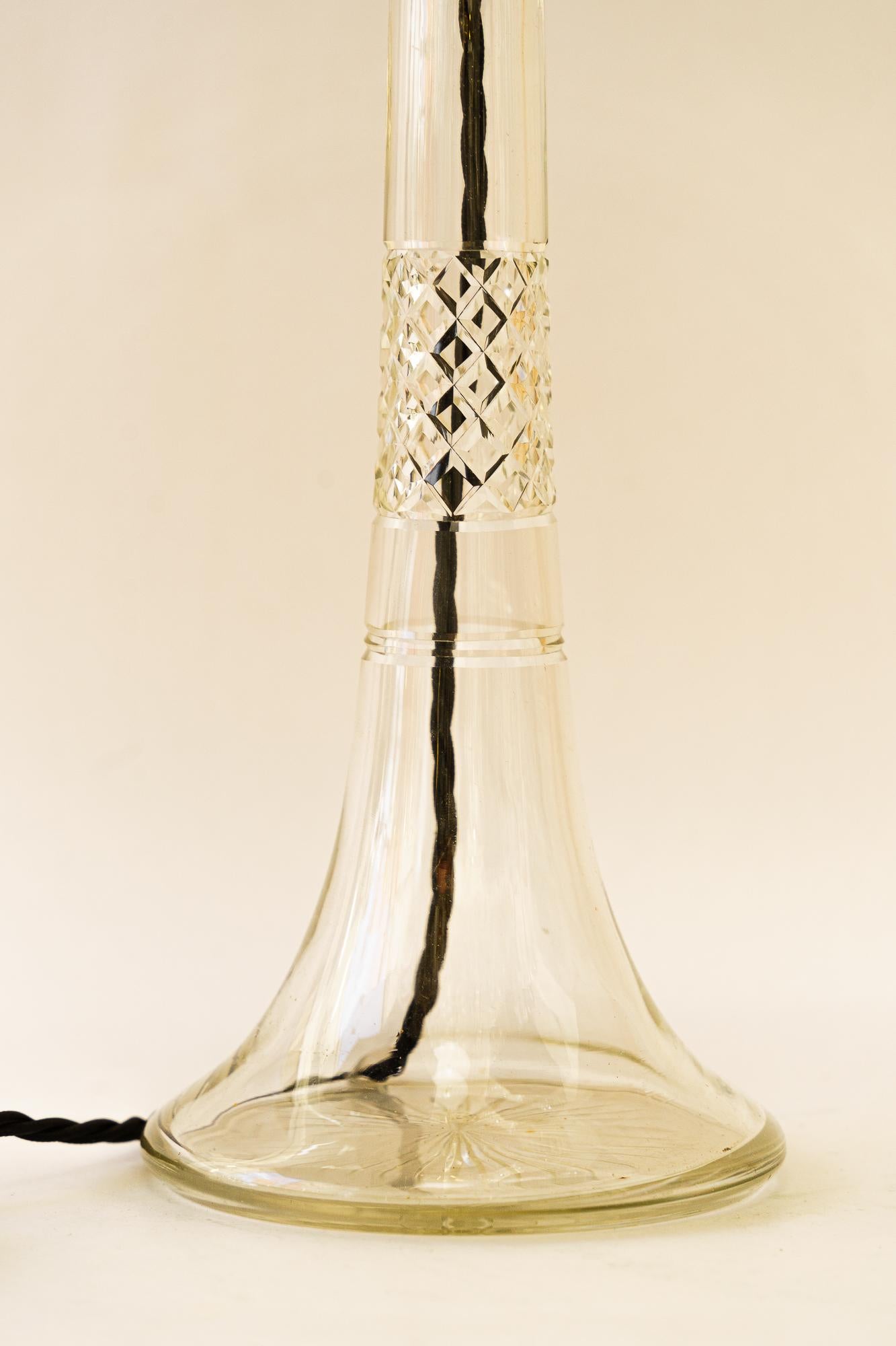 Gran lámpara de sobremesa de cristal Art Decó con pantalla de tela viena alrededor de 1920
Estado original
Se sustituye la persiana ( nueva )