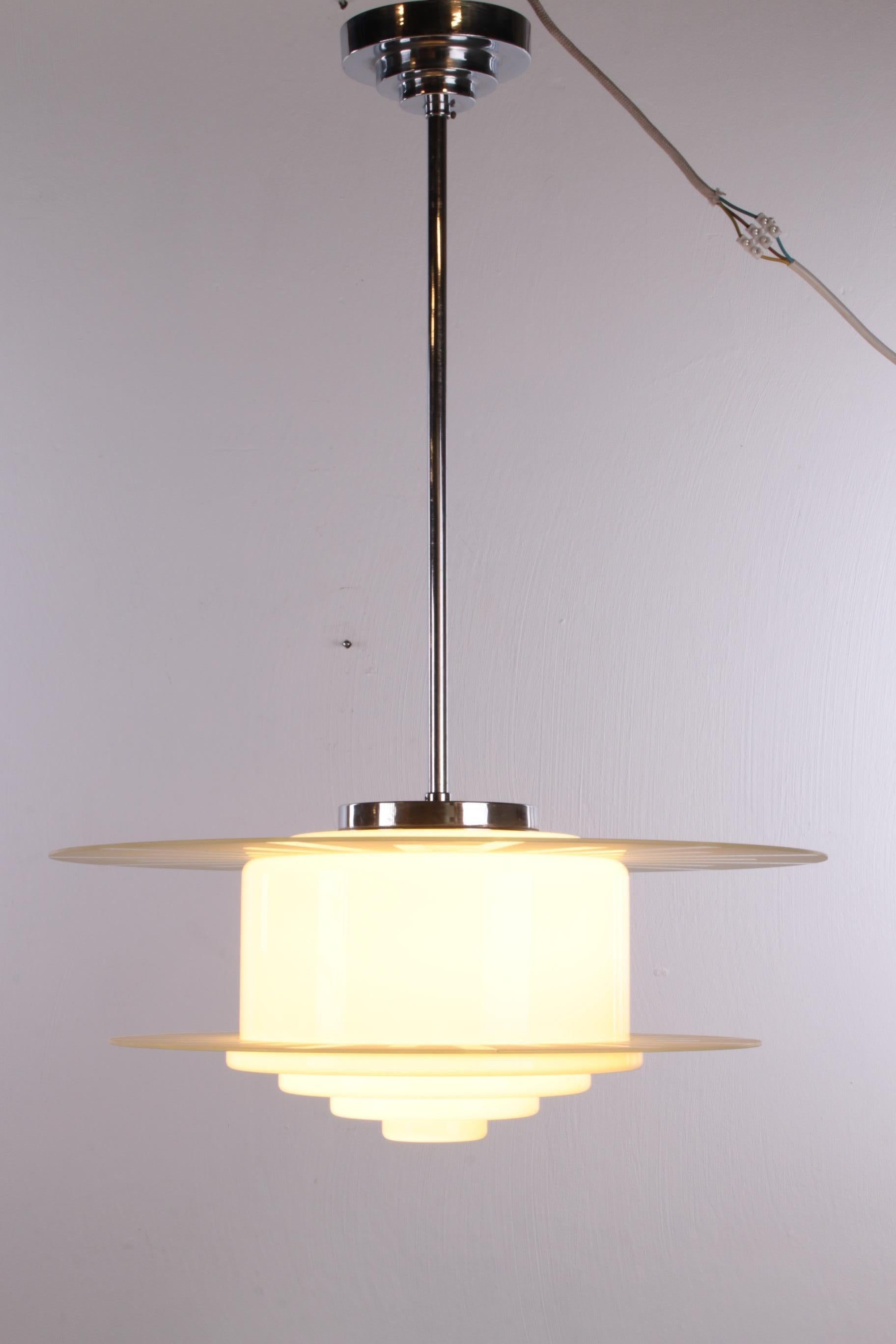 This is a rare hanging lamp which has to do with the two glass discs on it.

These can be removed, then this lamp is made of white frosted glass.

Normal fitting for each lamp.
  