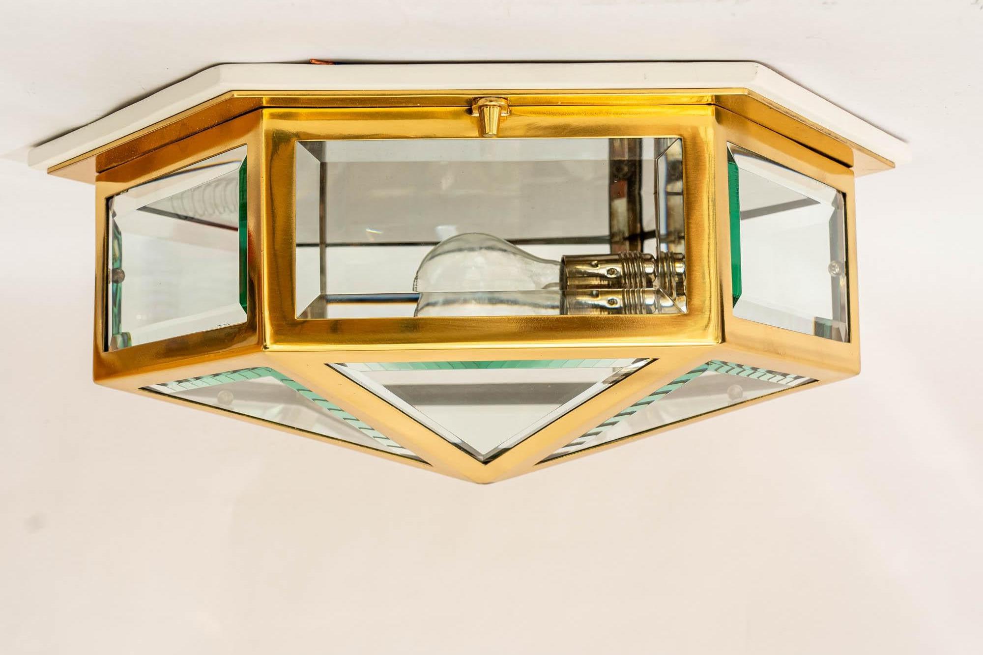 Grande plafoniera esagonale Art Déco con vetro sfaccettato, Vienna 1920 circa
Ottone lucido e smaltato
Esecuzione di alta qualità
Piastra di Wood sul piano verniciato di bianco
1 bulbo