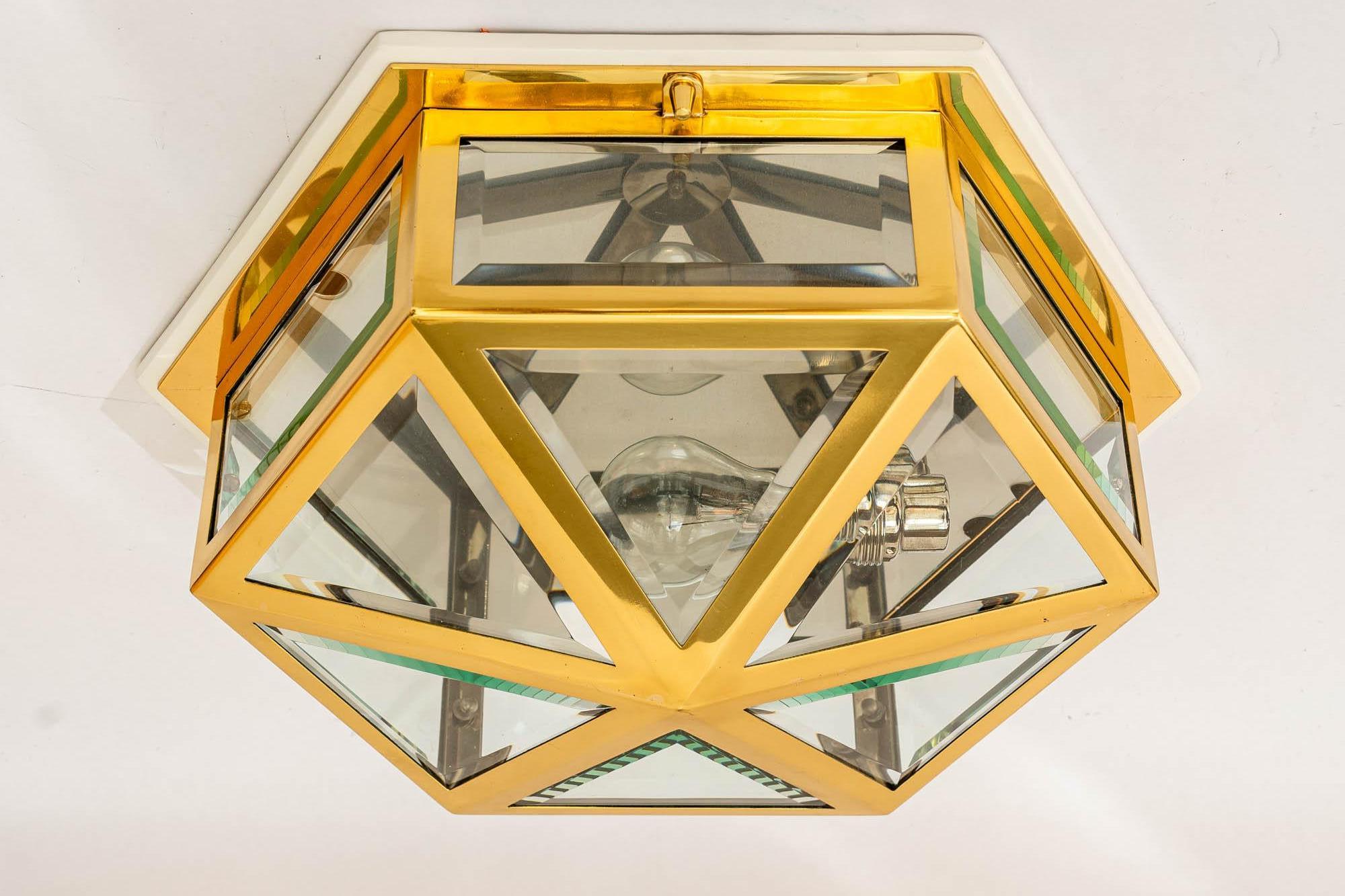 Austriaco Grande plafoniera esagonale art deco con vetro sfaccettato di Vienna degli anni '20 circa in vendita