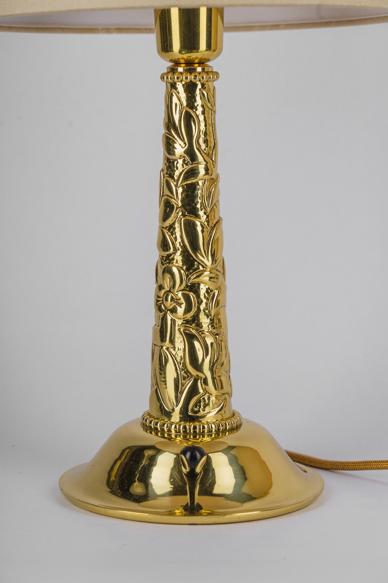Grande lampe de bureau Art déco avec abat-jour en tissu vers les années 1920
Laiton poli et émaillé au four
L'abat-jour en tissu est remplacé (neuf).
