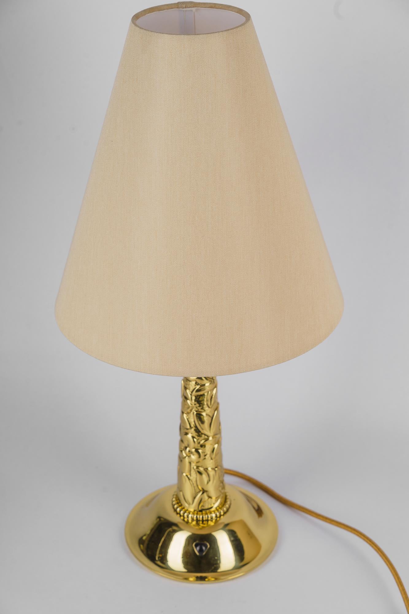 Laqué Grande lampe de bureau Art déco avec abat-jour en tissu vers les années 1920 en vente