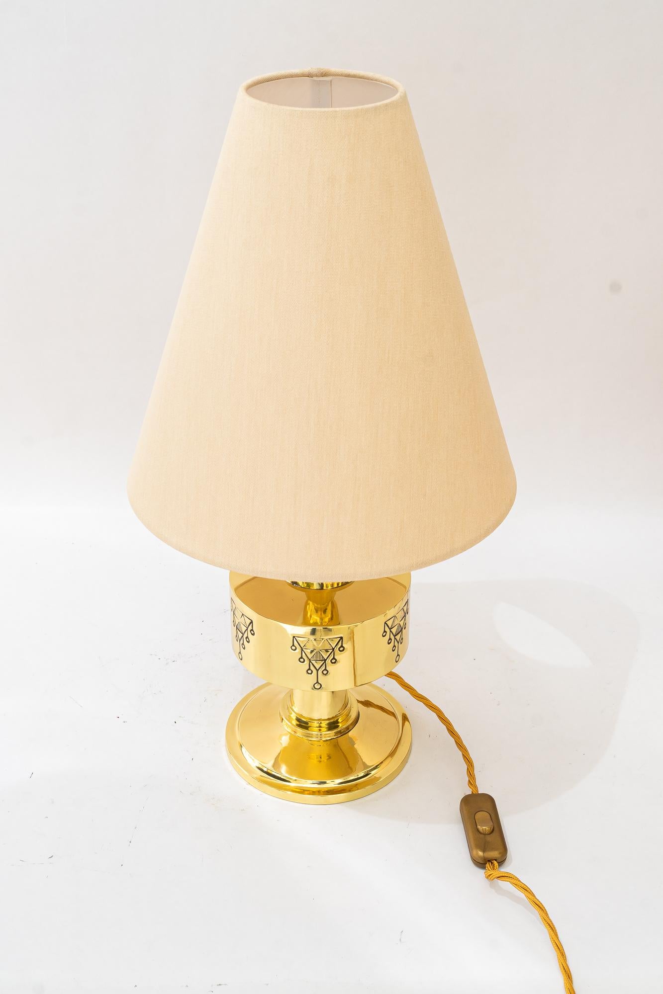 Bigli Art Deco Tischlampe mit Stoffschirm Wien um 1920  
Messing poliert und emailliert
Der Stoff Schatten ist neu wir haben zu Farben