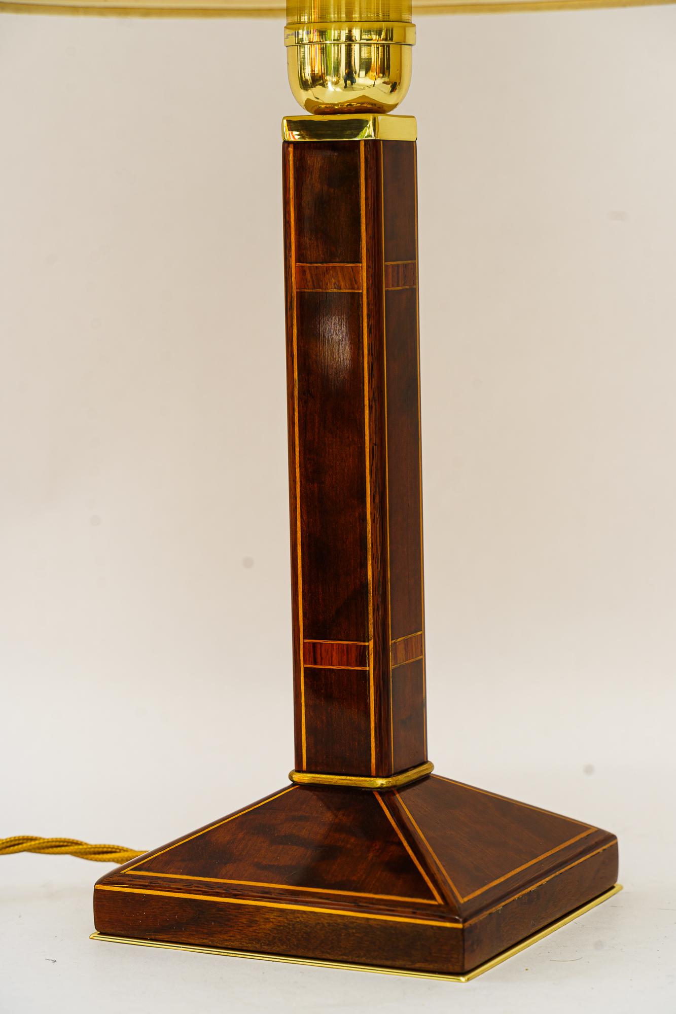 Bigli Art deco Tischlampe Holz mit Intarsien Wien um 1920er Jahre
Poliert und emailliert
Der Stoffschirm wird ersetzt ( neu )