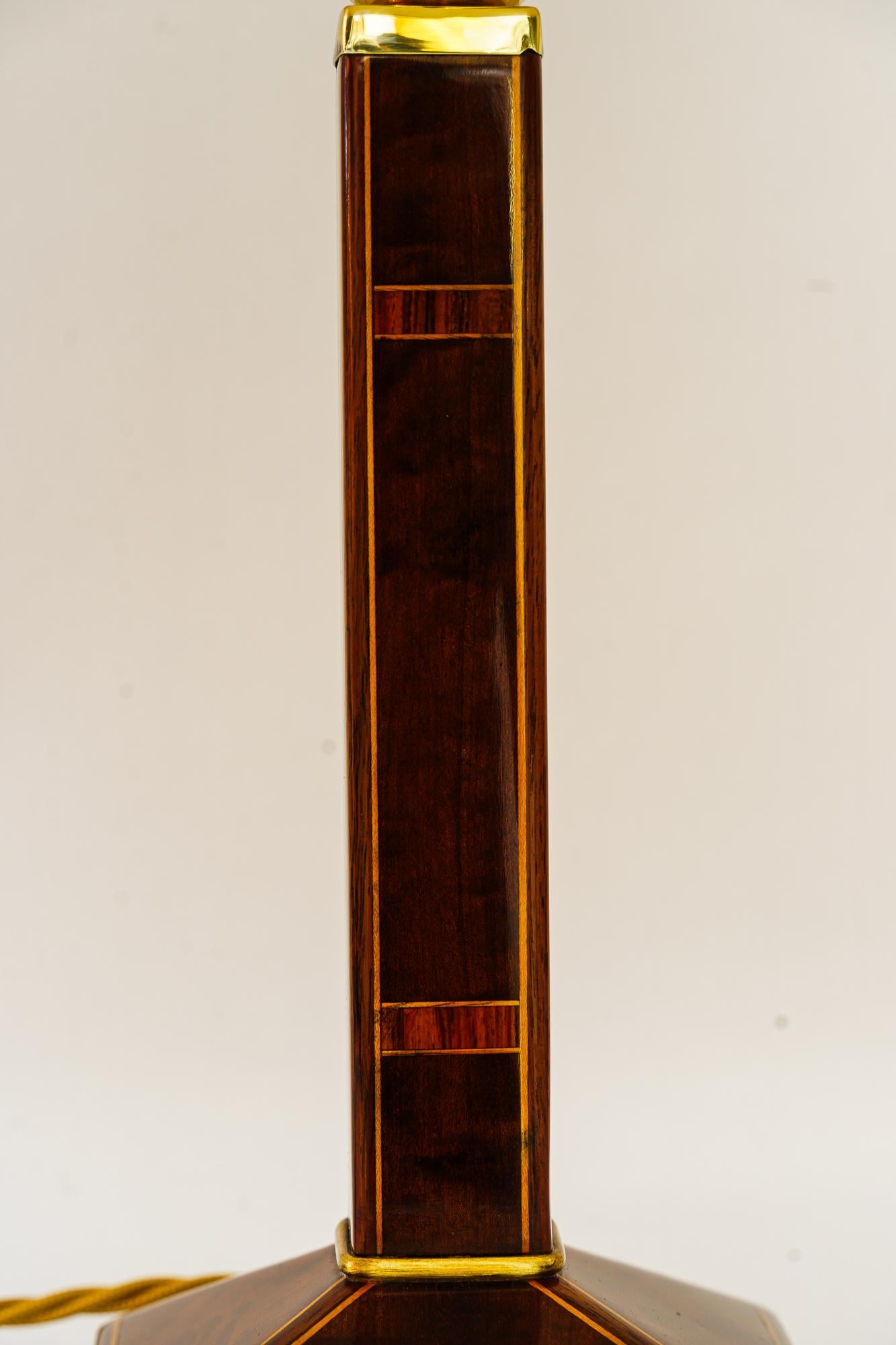 Große Art-Déco-Tischlampe aus Holz mit Intarsien aus Vienna, um 1920 im Zustand „Gut“ im Angebot in Wien, AT