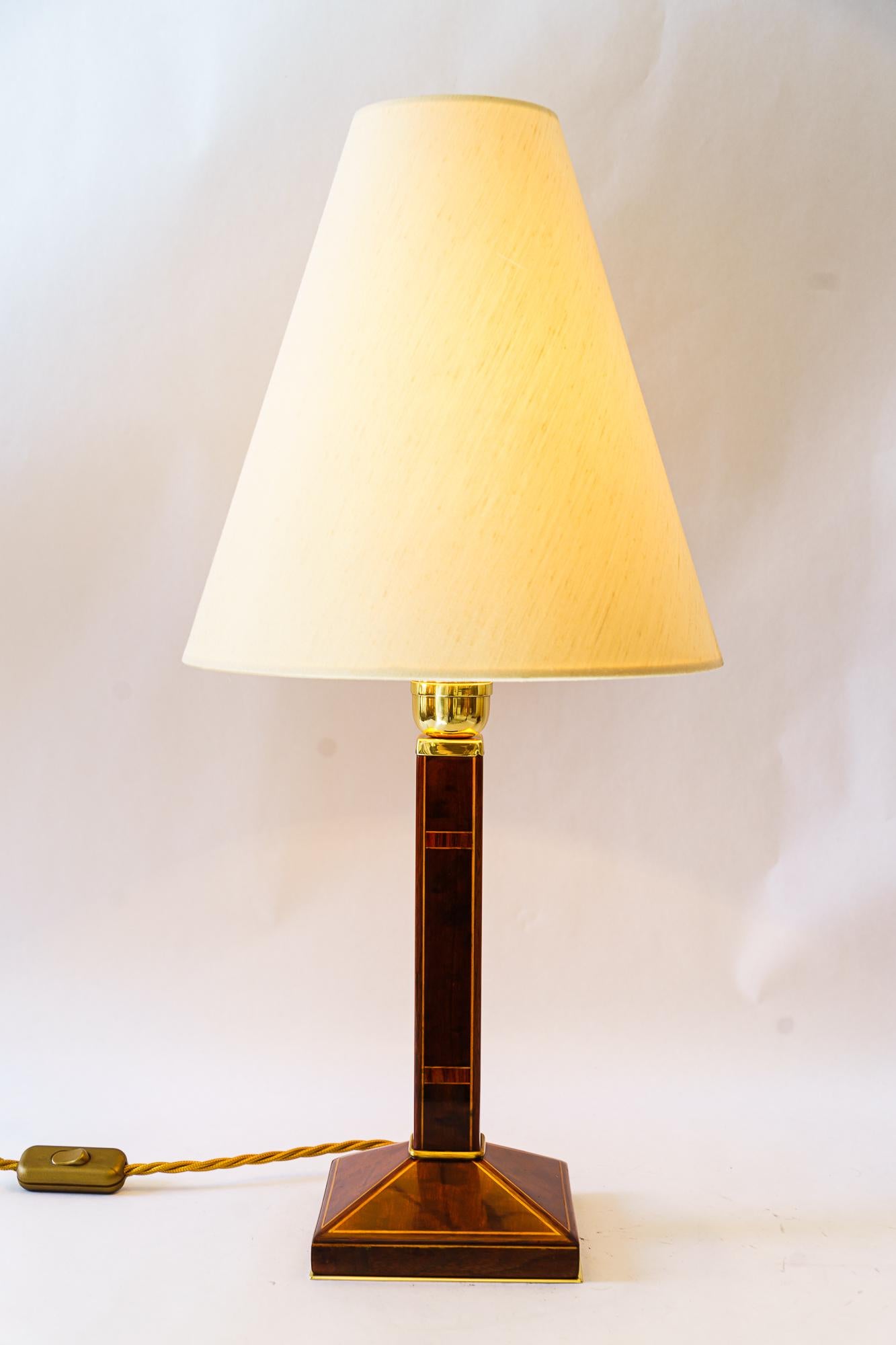 Große Art-Déco-Tischlampe aus Holz mit Intarsien aus Vienna, um 1920 (Messing) im Angebot