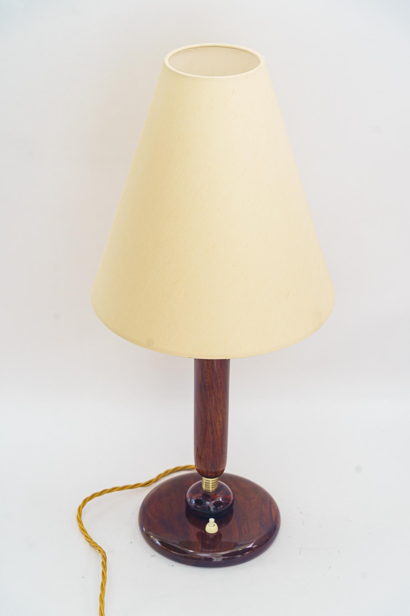 Grande lampe de bureau Art Déco viennoise des années 1930
Bois poli
Laiton poli et émaillé au four
L'abat-jour en tissu est remplacé (nouveau) 