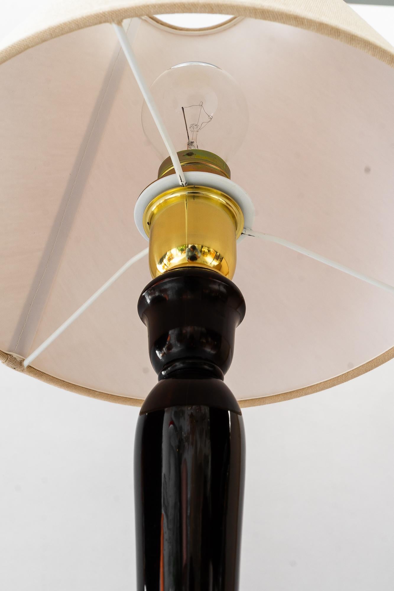 Bigli lampe de table Art Deco en bois avec abat-jour en tissu vienne vers 1920
Bois vernis à la gomme-laque poli
Laiton poli et émaillé au four
L'abat-jour en tissu est remplacé (neuf).