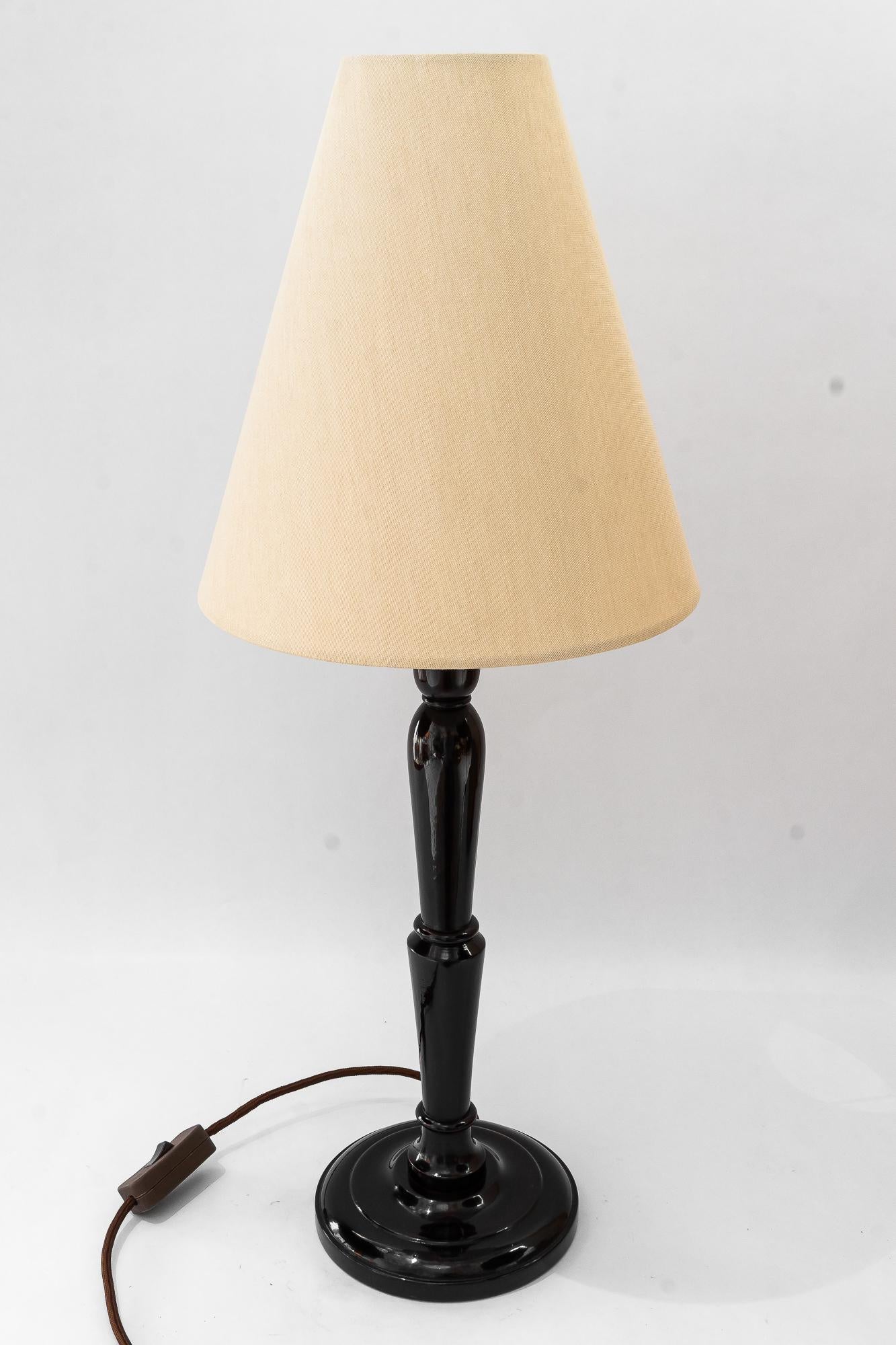 Art déco Bigli lampe de table Art Deco en bois avec abat-jour en tissu vienne vers 1920 en vente