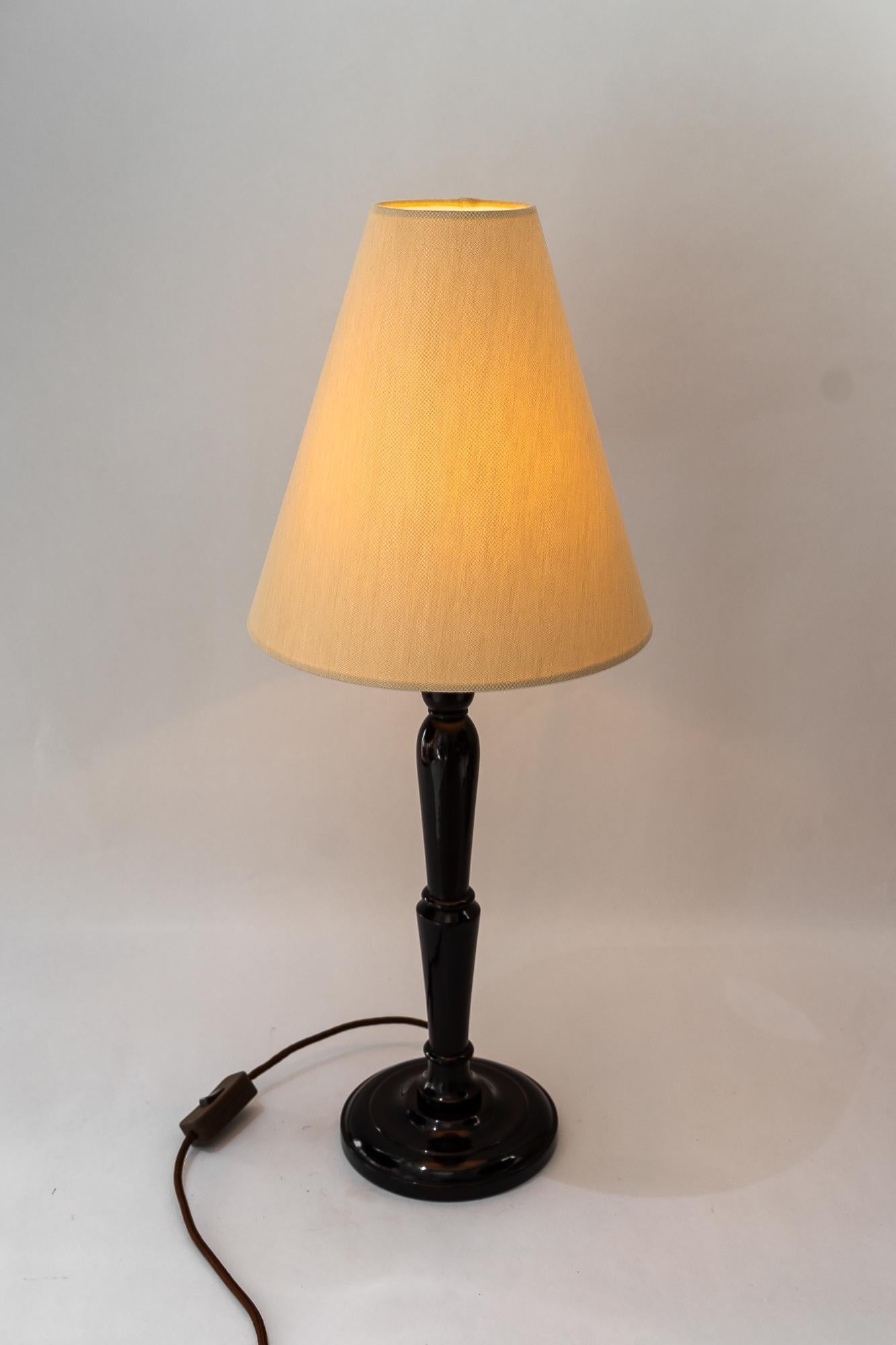 Autrichien Bigli lampe de table Art Deco en bois avec abat-jour en tissu vienne vers 1920 en vente