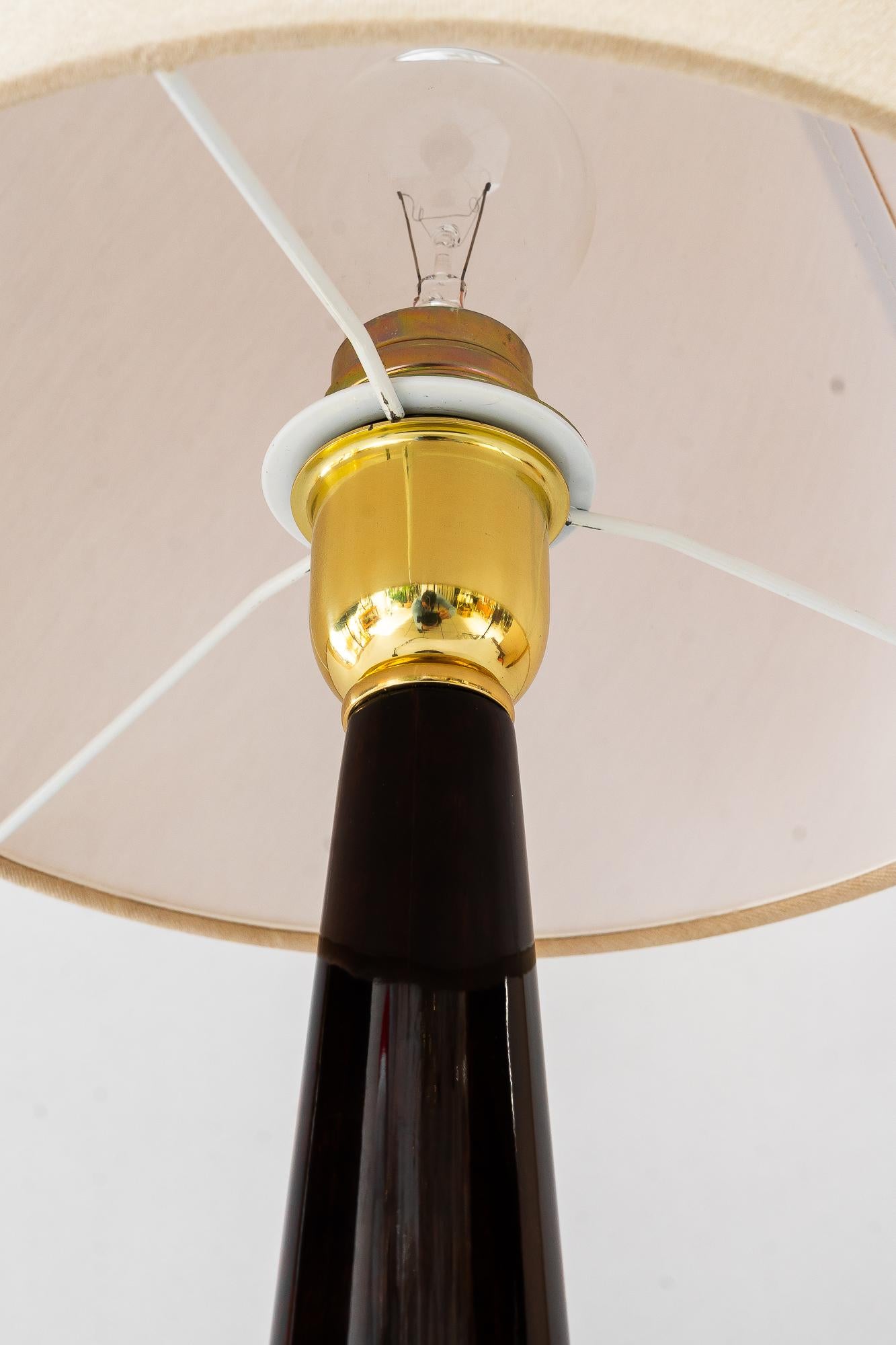 Big Art Deco Holz Tischlampe mit Stoffschirm Wien um 1920er Jahre (Lackiert) im Angebot