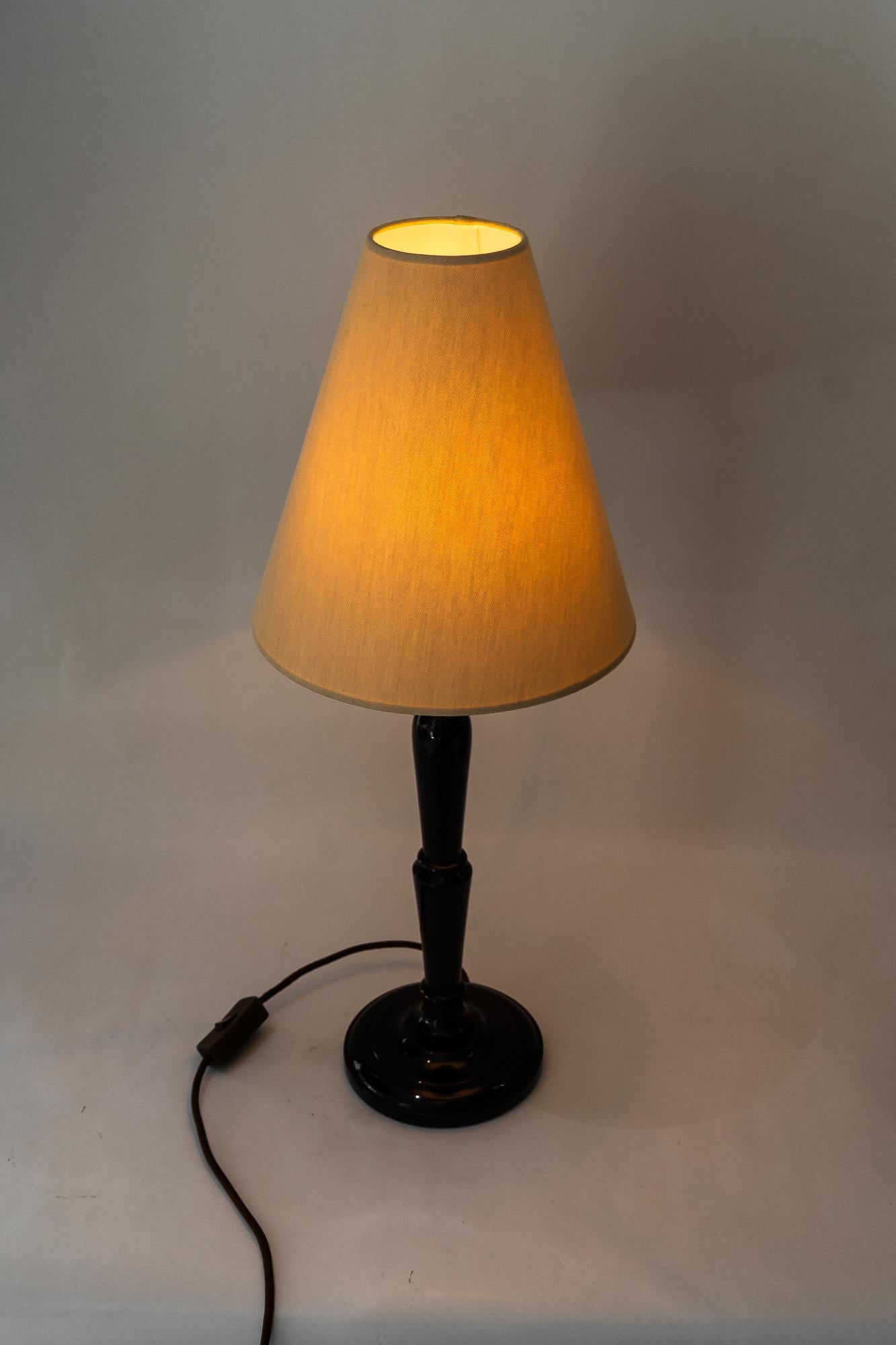 Bigli lampe de table Art Deco en bois avec abat-jour en tissu vienne vers 1920 Bon état - En vente à Wien, AT