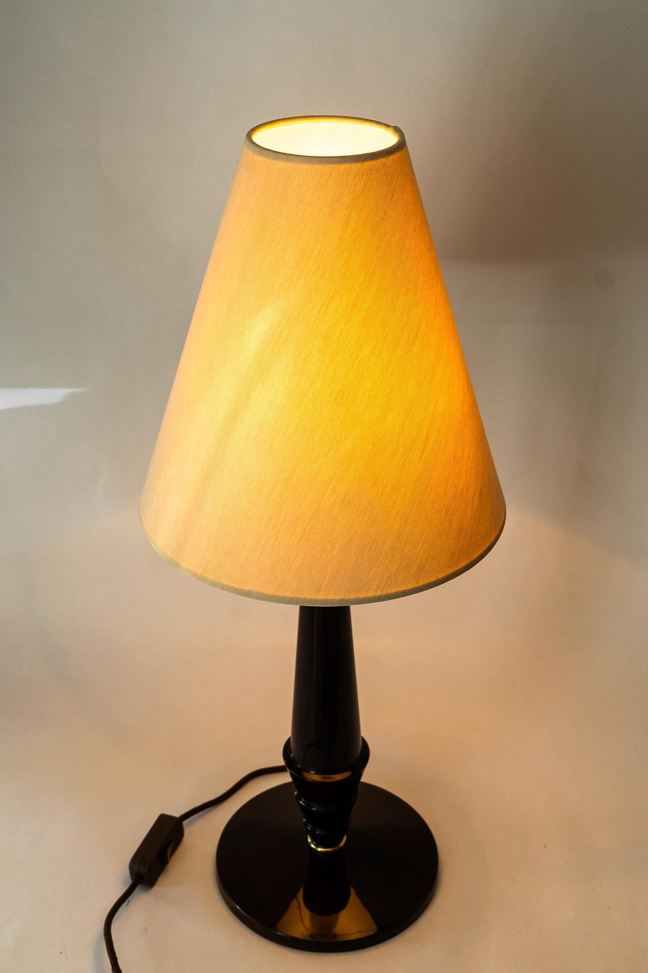 Big Art Deco Holz Tischlampe mit Stoffschirm Wien um 1920er Jahre (Messing) im Angebot