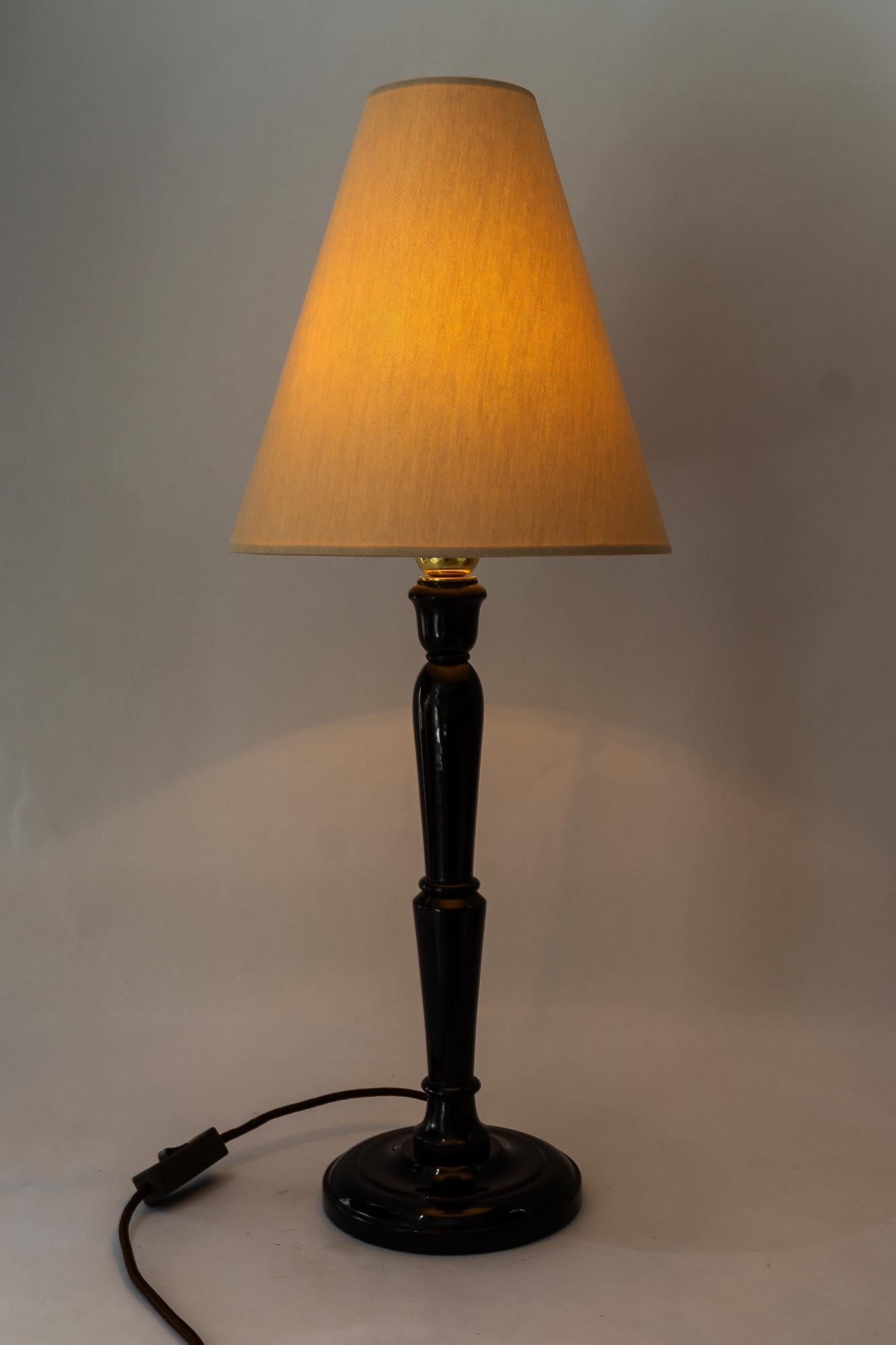 Début du 20ème siècle Bigli lampe de table Art Deco en bois avec abat-jour en tissu vienne vers 1920 en vente