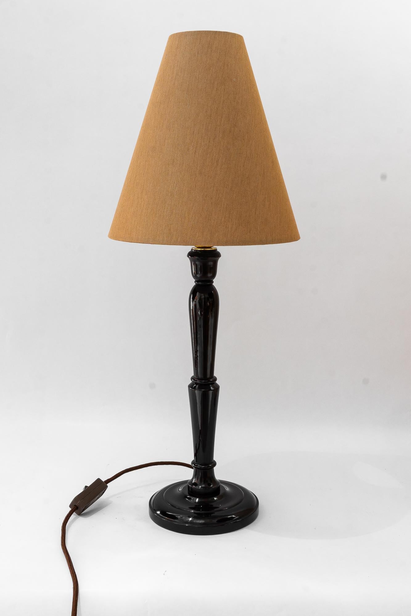 Laiton Bigli lampe de table Art Deco en bois avec abat-jour en tissu vienne vers 1920 en vente