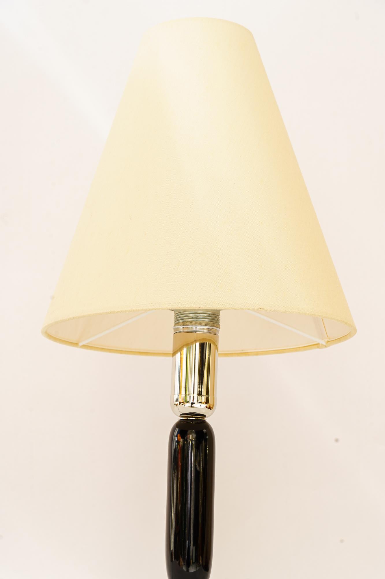 Große art deco holz tischlampe mit stoff schirm wien um 1930s (Österreichisch) im Angebot