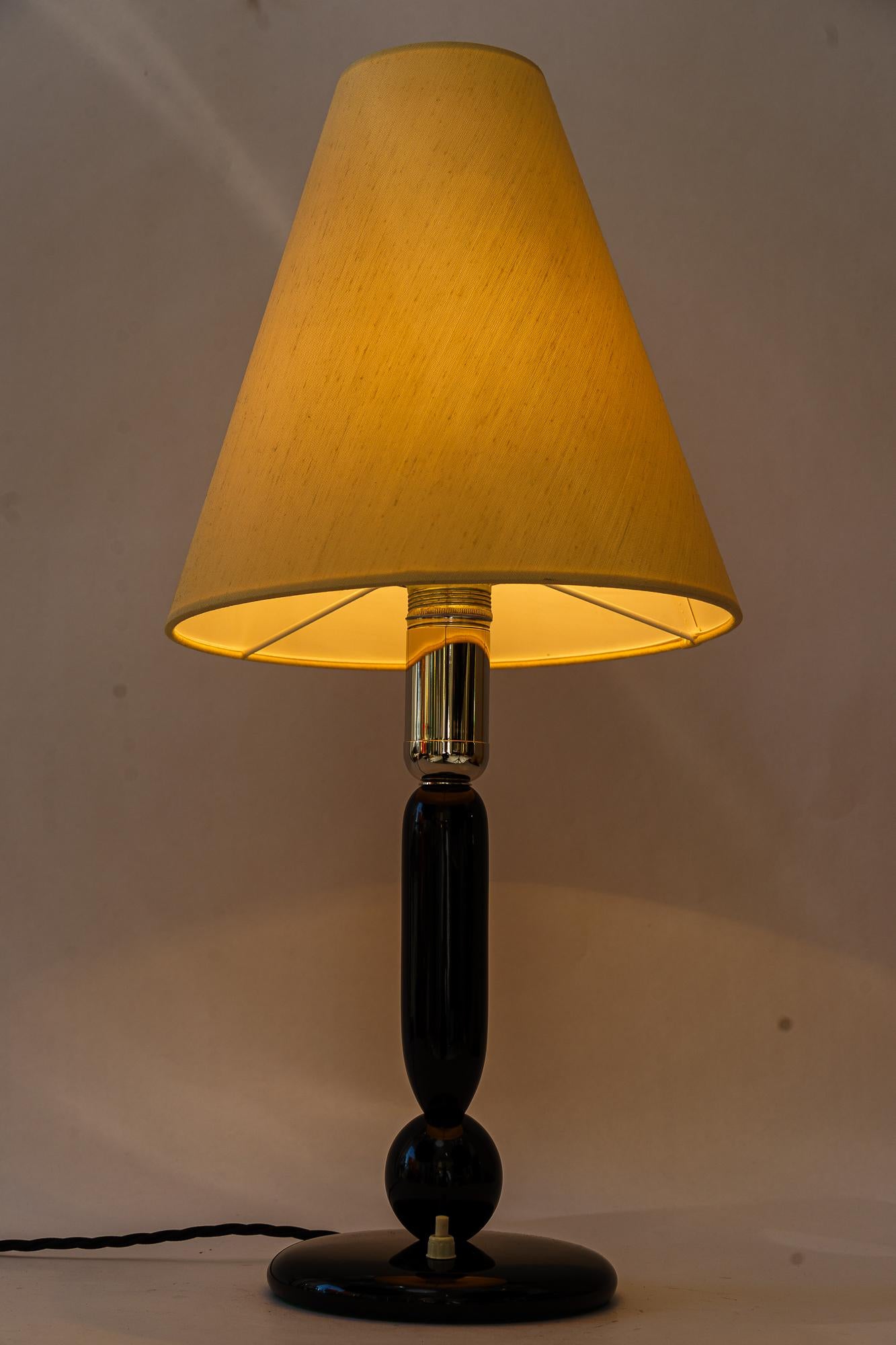Große art deco holz tischlampe mit stoff schirm wien um 1930s im Zustand „Gut“ im Angebot in Wien, AT