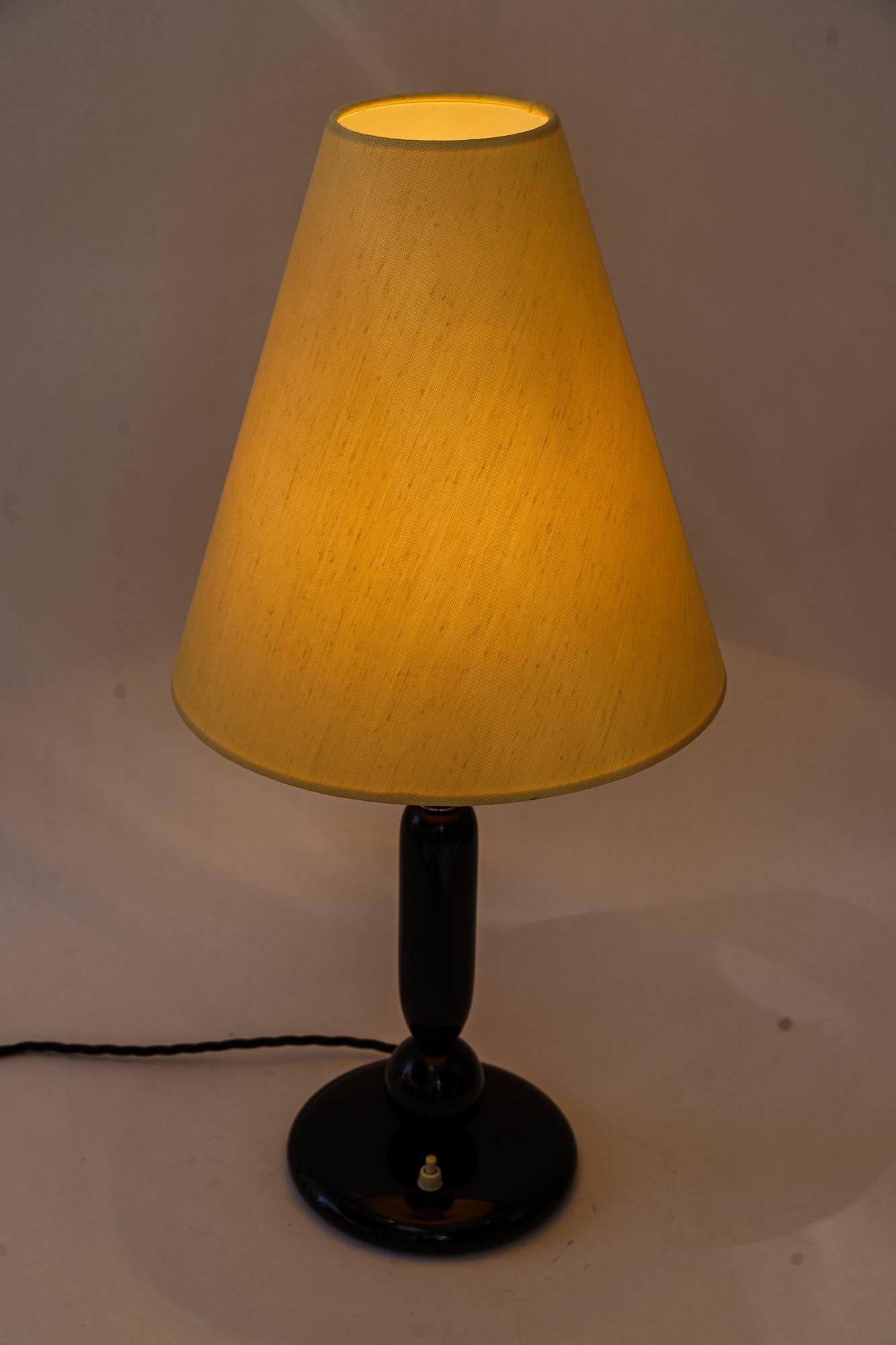 Große art deco holz tischlampe mit stoff schirm wien um 1930s (Mitte des 20. Jahrhunderts) im Angebot