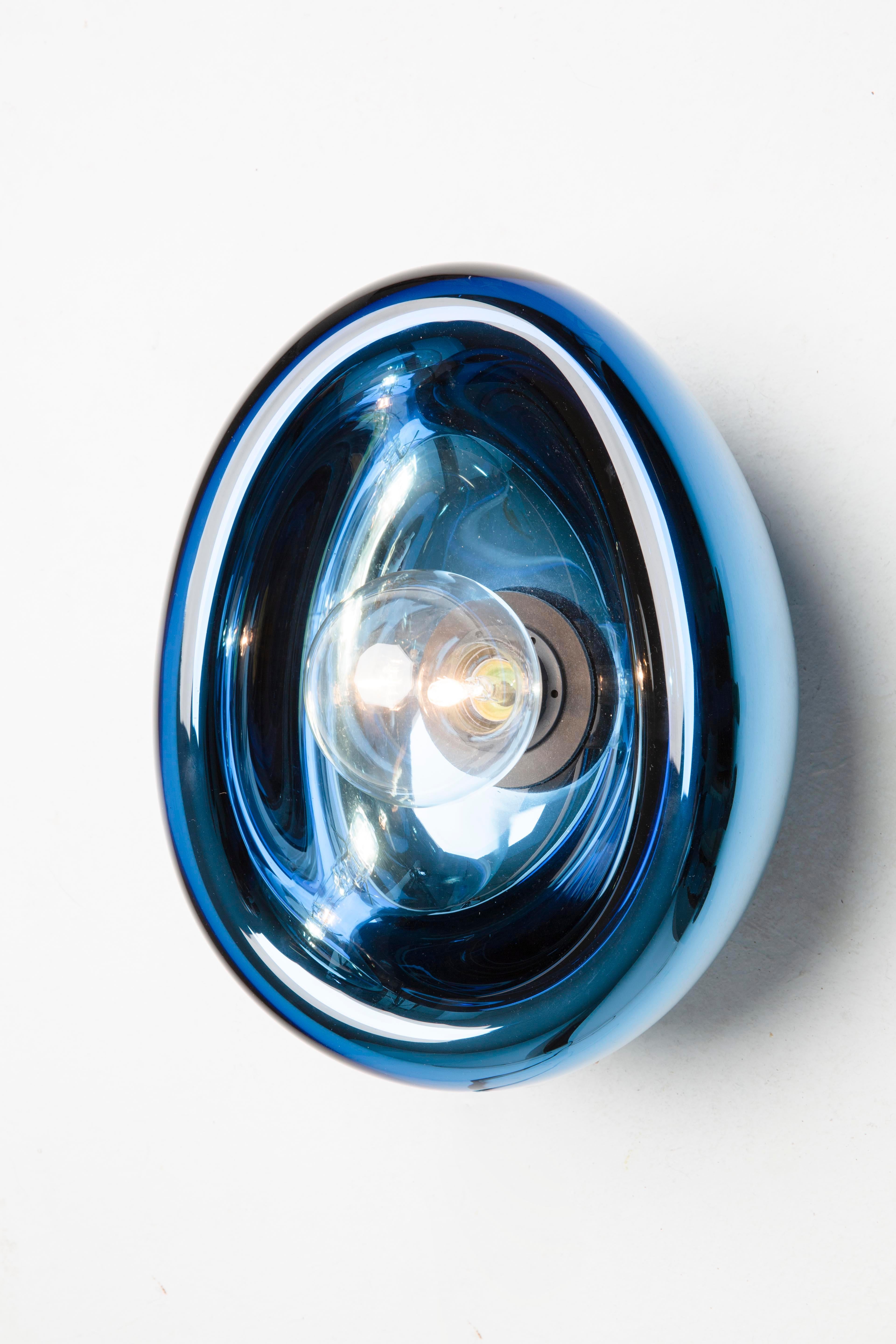 Big Aurum blue glass sconces by Alex de Witte
Dimensions: D 30 x H 40 cm
Materials: Mouth blown glass
It can be purchased as an ensemble or individual, in different dimensions and colors.
Dimensions may vary.

Aurum shows how Alex de Witte is able