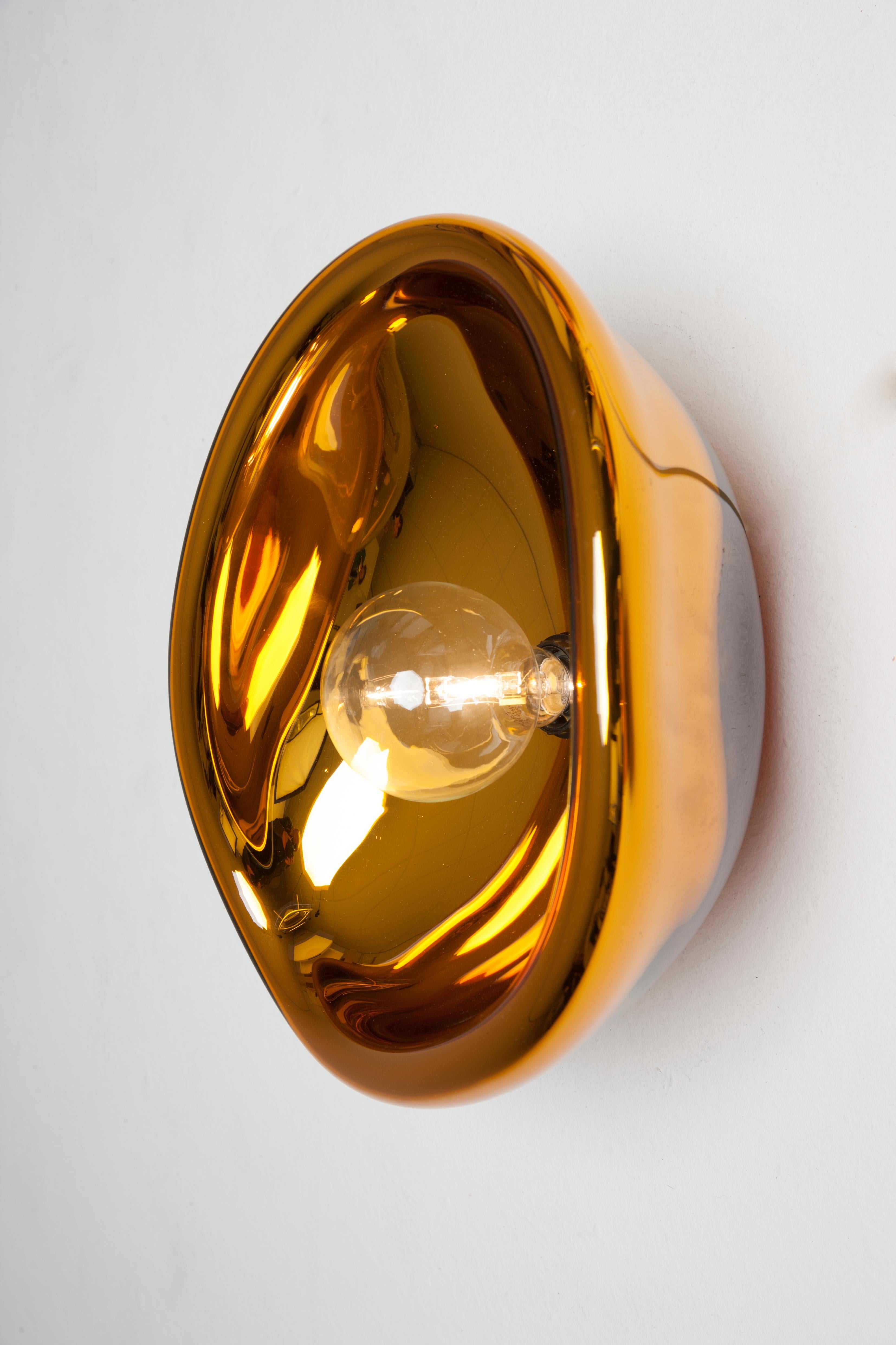 Big Aurum gold glass sconces, Alex de Witte
Unique
Dimensions: D 30 x H 40 cm.
Materials: Mouth bown glass.
It can be purchased as an ensemble or individual, in different dimensions and colors.

Aurum shows how Alex de Wite is able to convey