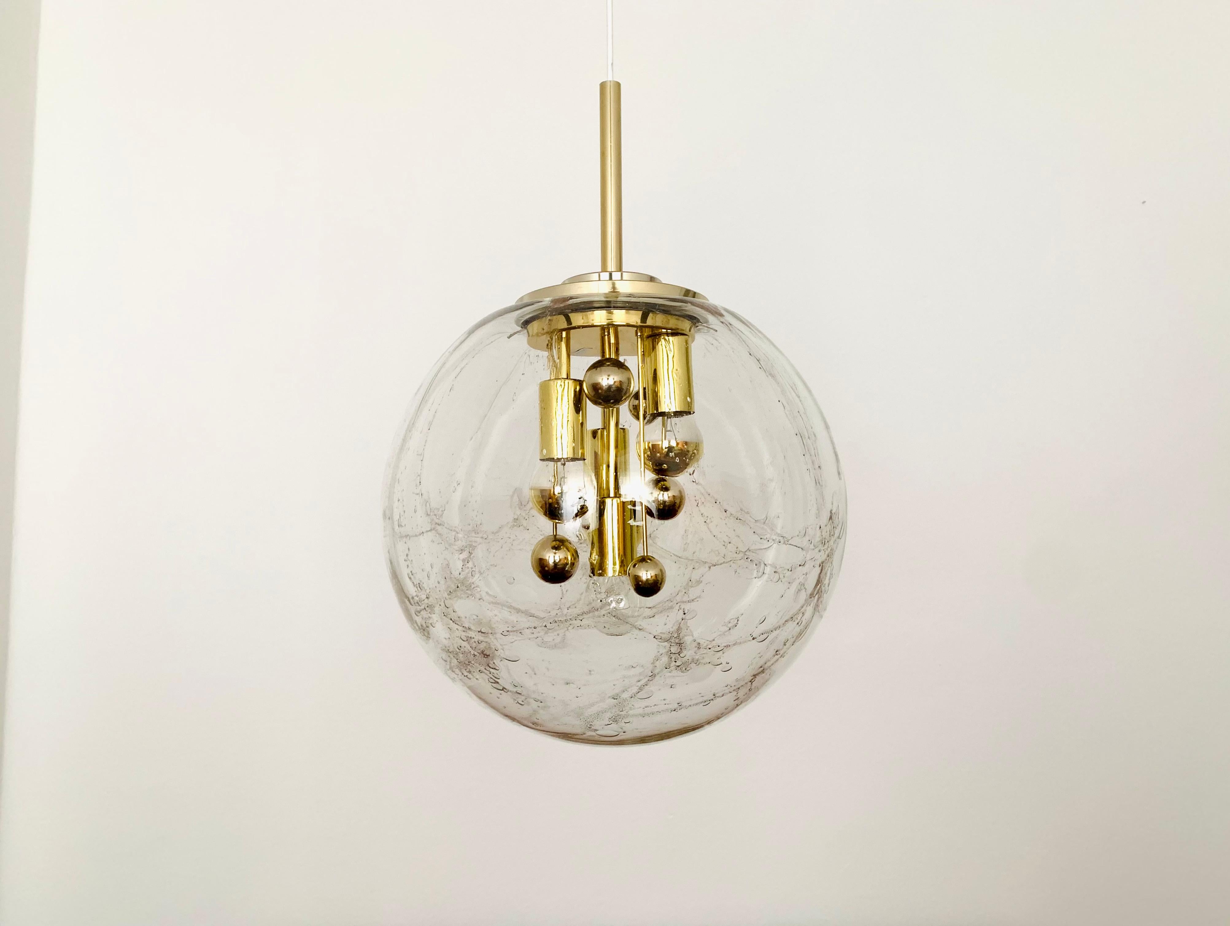 Sehr schöne und große goldene Big Ball Lampe von Doria aus den 1960er Jahren.
Sehr elegantes Hollywood Regency Design mit einem fantastisch glamourösen Look.
Die Struktur im Glas erzeugt ein sehr funkelndes Licht.

Hersteller: