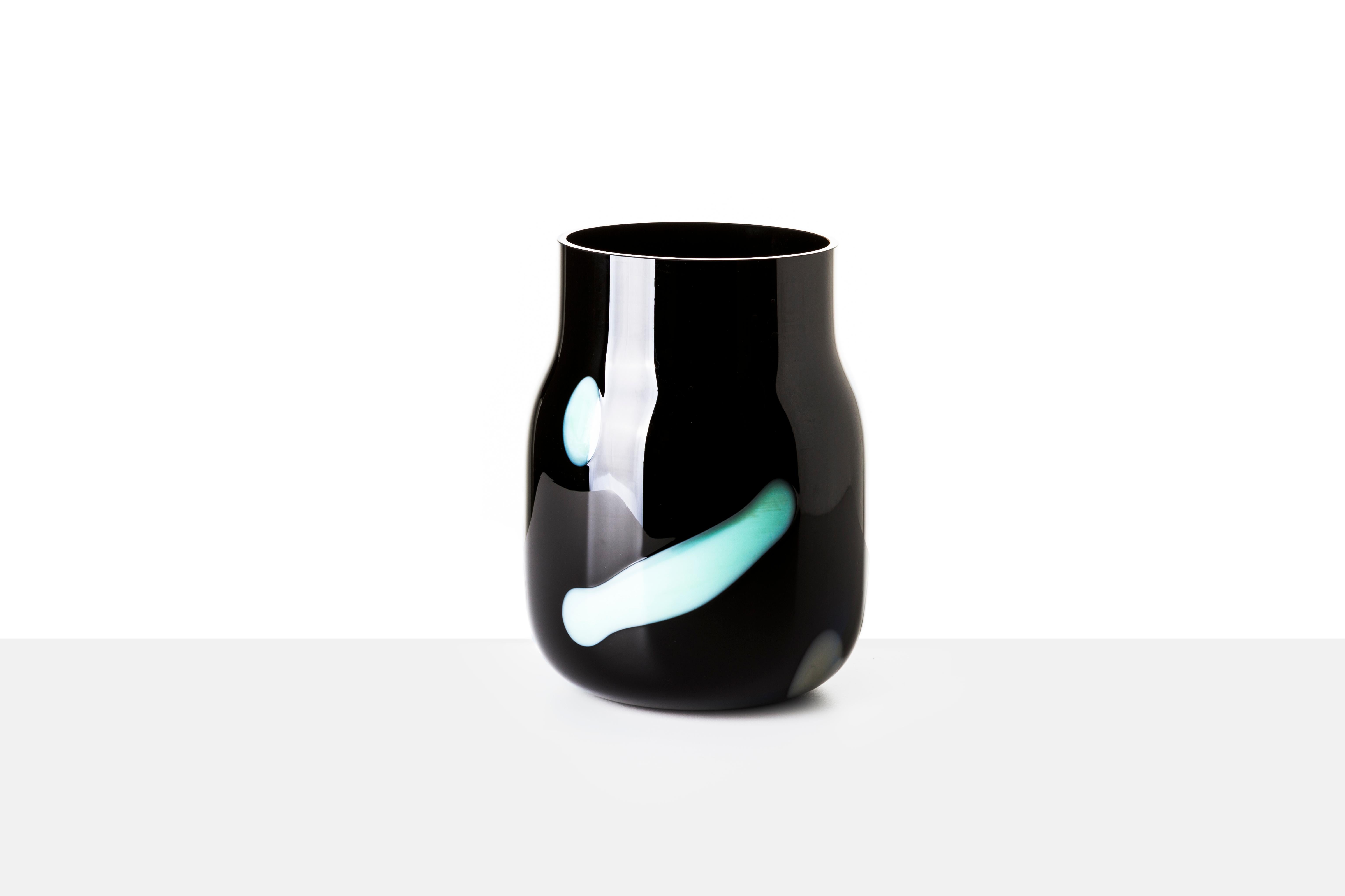 Big Bandaska Postmodern vase by Dechem Studio.
Dimensions: D 15 x H 25 cm.
Materials: glass.
Available in 2 sizes: D15 x H25, D22 x H33 cm.

Another version of the highly successful Bandaska vase pays tribute to the Italian Postmodern movement
