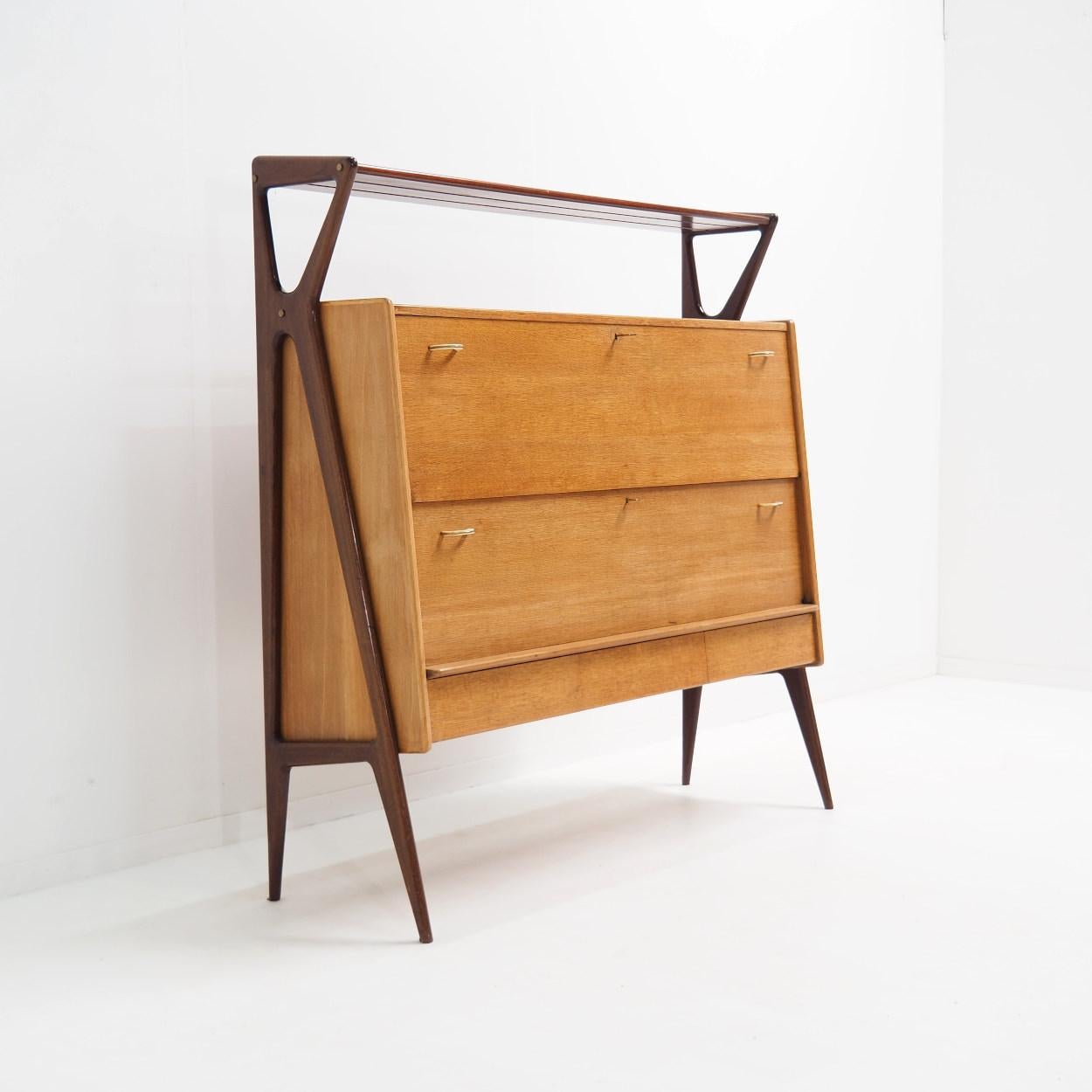 Beautiful bar cabinet designed by Louis Paolozzi for the French manufacturer René Godfroid. With this cabinet, Paolozzi introduced the well-known Italian design from the 1950s to the Rene Godfroid collection. Note the beautifully shaped base and the