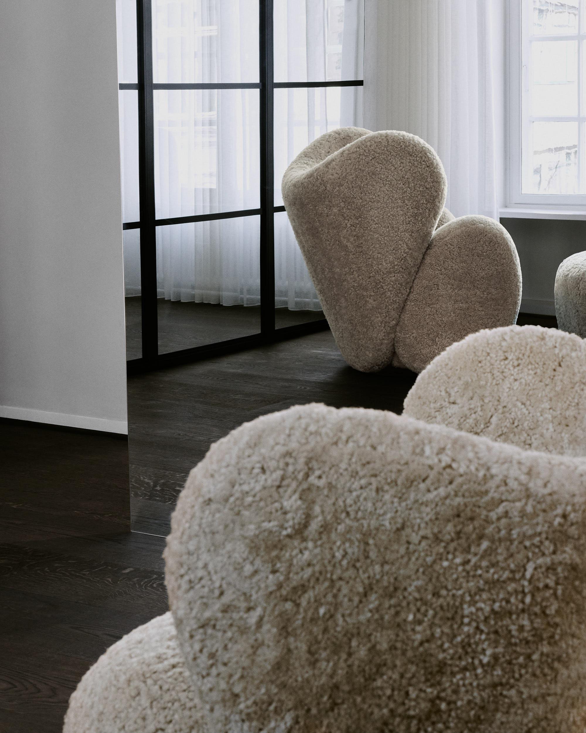 Danois Fauteuil « Big Chair » en peau de mouton Moonlight de Norr11 en vente