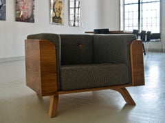 Big Biscuit Lounge Chair, Handfurniertes Sperrholz in alter Eiche mit grauen Kissen