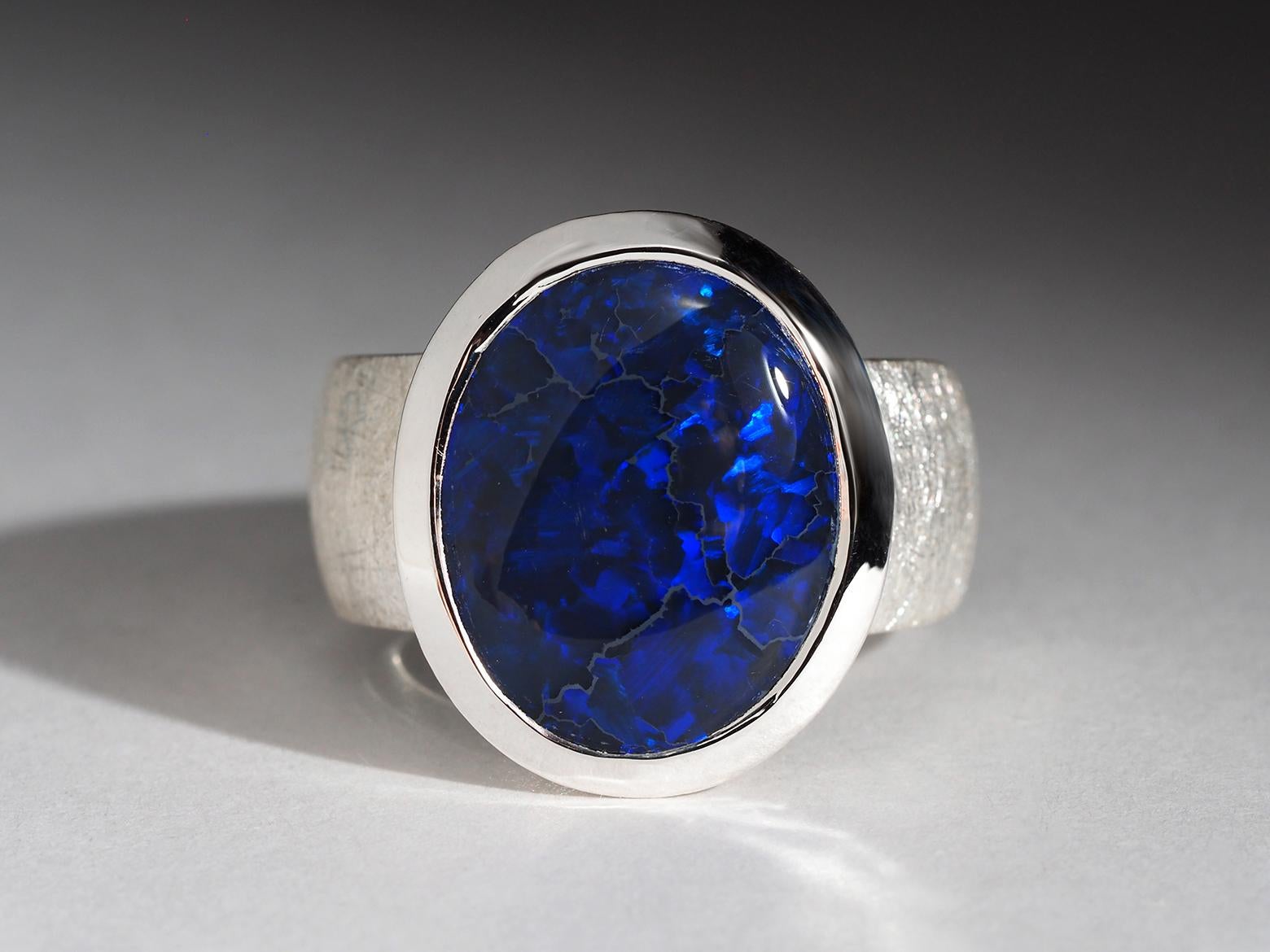 Anillo Grande de Plata con Ópalo Negro Azul Profundo Joyas con Ópalo Australiano Natural Artesano en venta