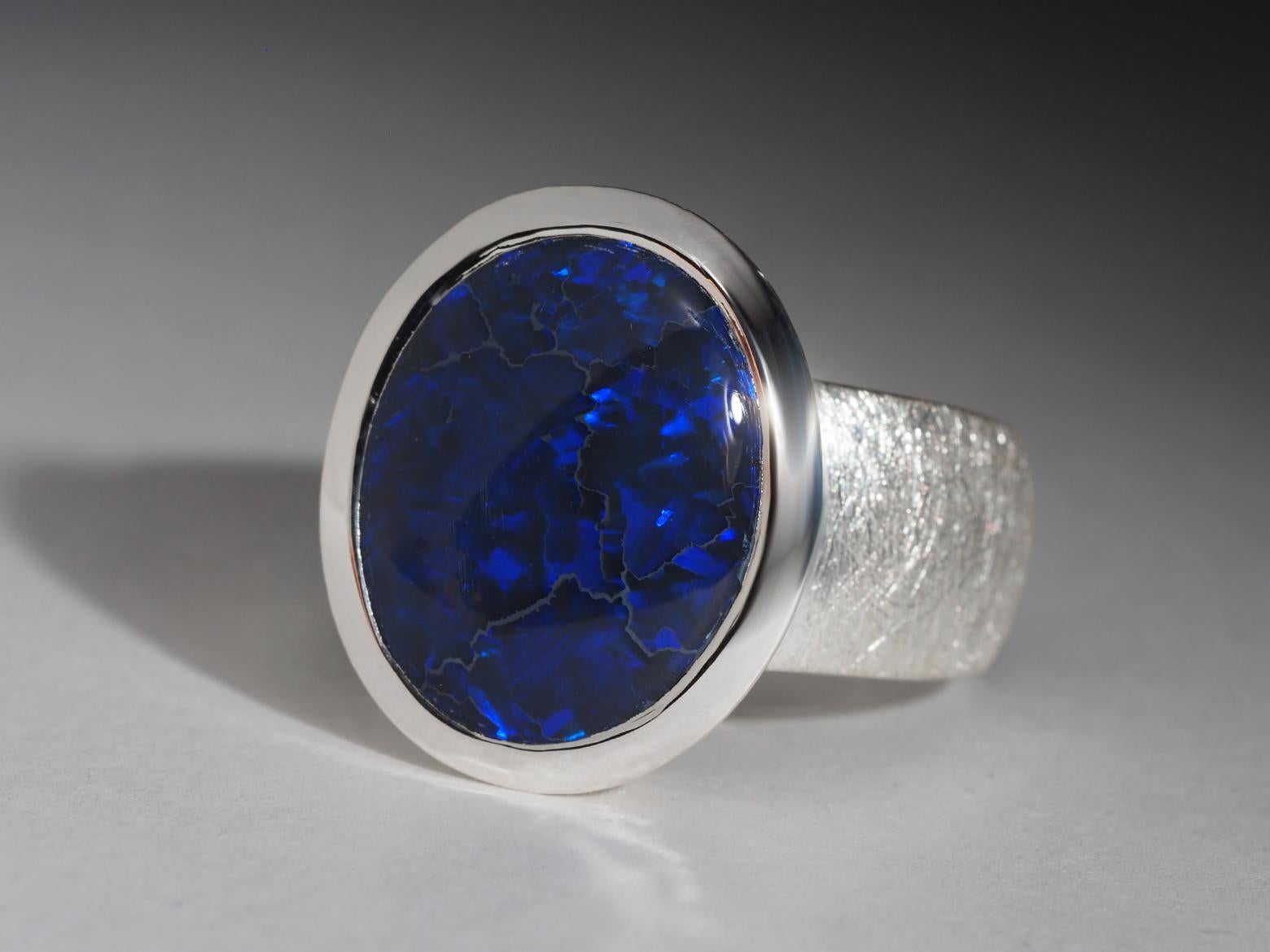 Anillo Grande de Plata con Ópalo Negro Azul Profundo Joyas con Ópalo Australiano Natural Corte oval en venta