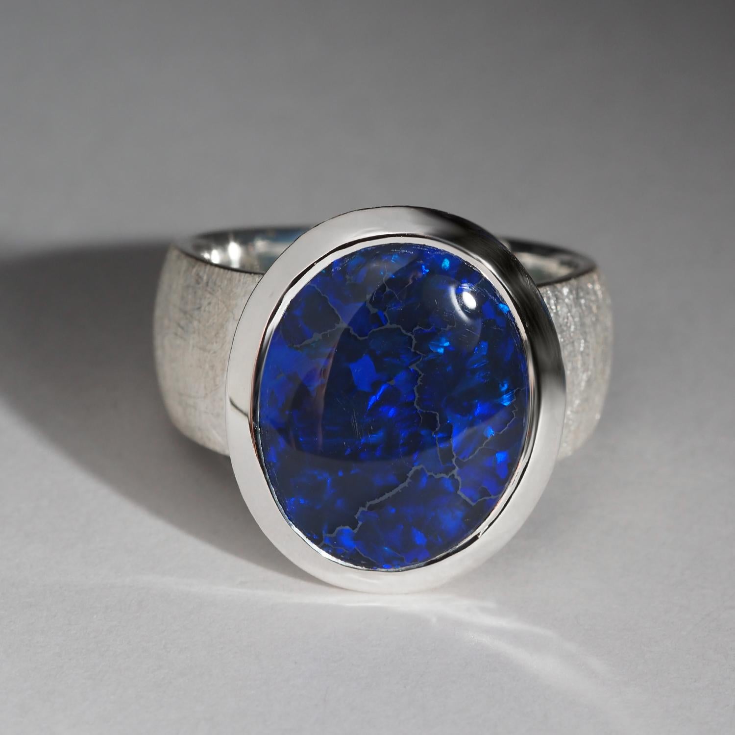 Femenino o masculino Anillo Grande de Plata con Ópalo Negro Azul Profundo Joyas con Ópalo Australiano Natural en venta