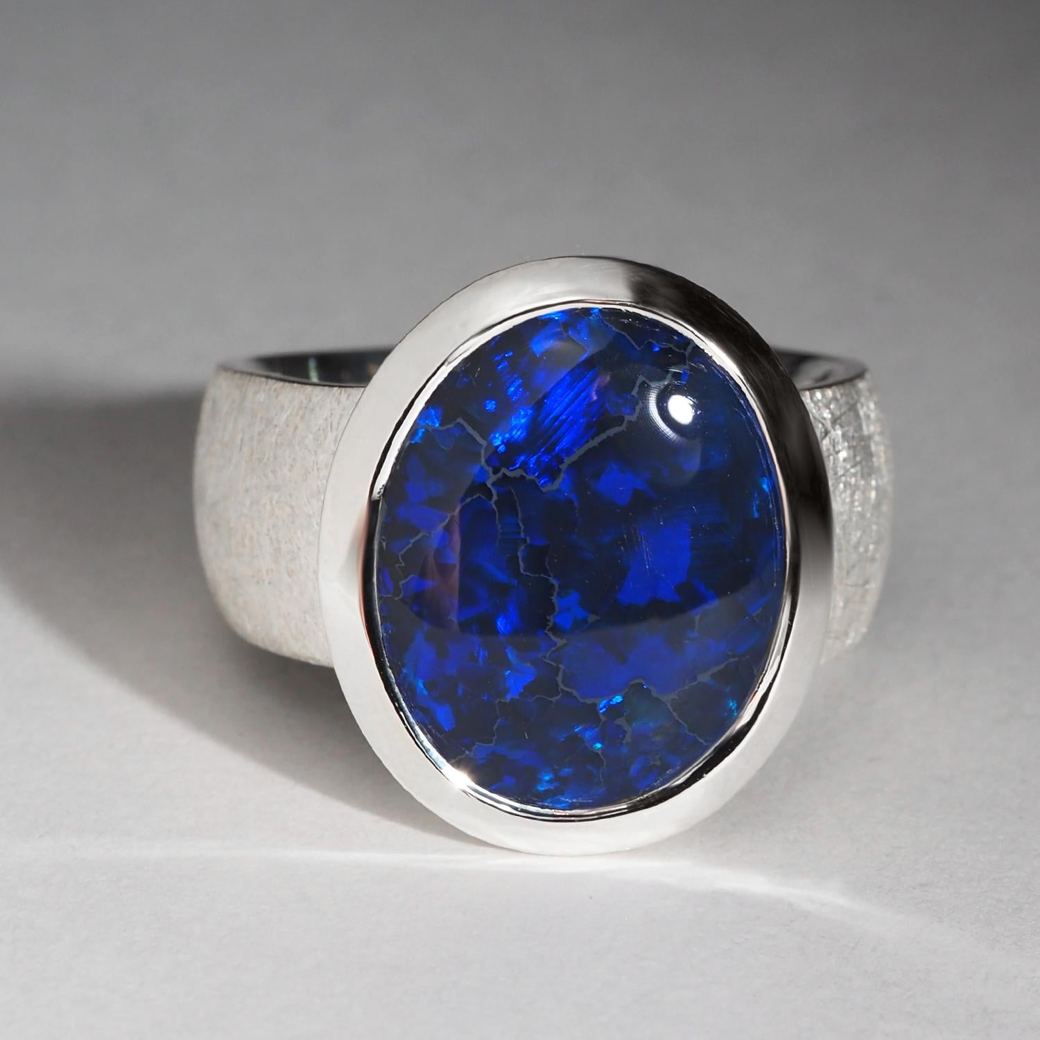 Anillo Grande de Plata con Ópalo Negro Azul Profundo Joyas con Ópalo Australiano Natural en venta 1