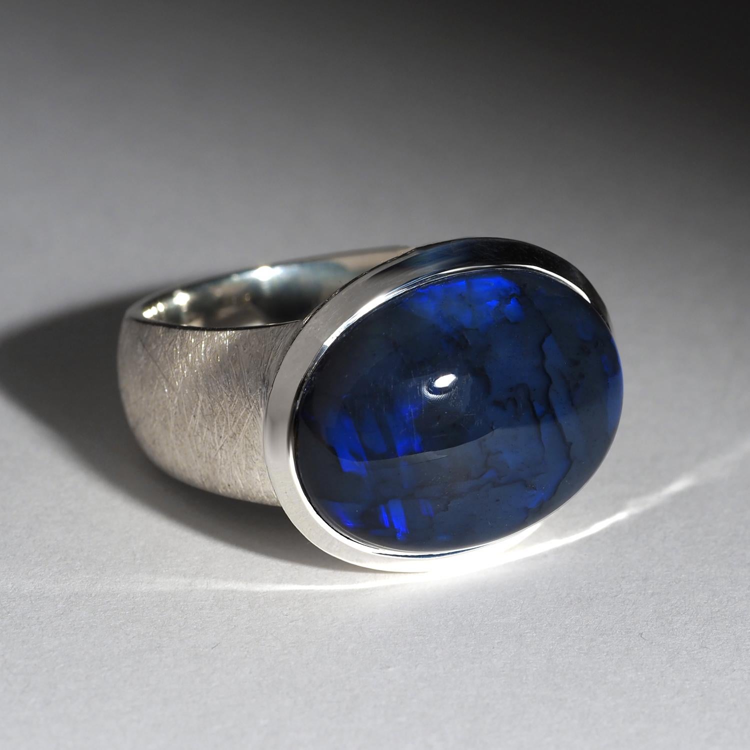 Artigiano Grande anello d'argento di opale nero Modello insolito Regalo australiano Matrimonio in opale 9,5 US in vendita