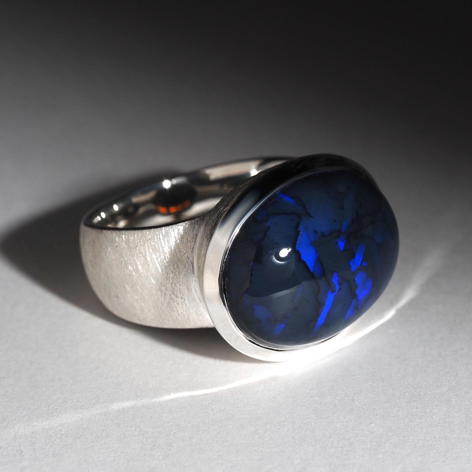 Taglio ovale Grande anello d'argento di opale nero Modello insolito Regalo australiano Matrimonio in opale 9,5 US in vendita