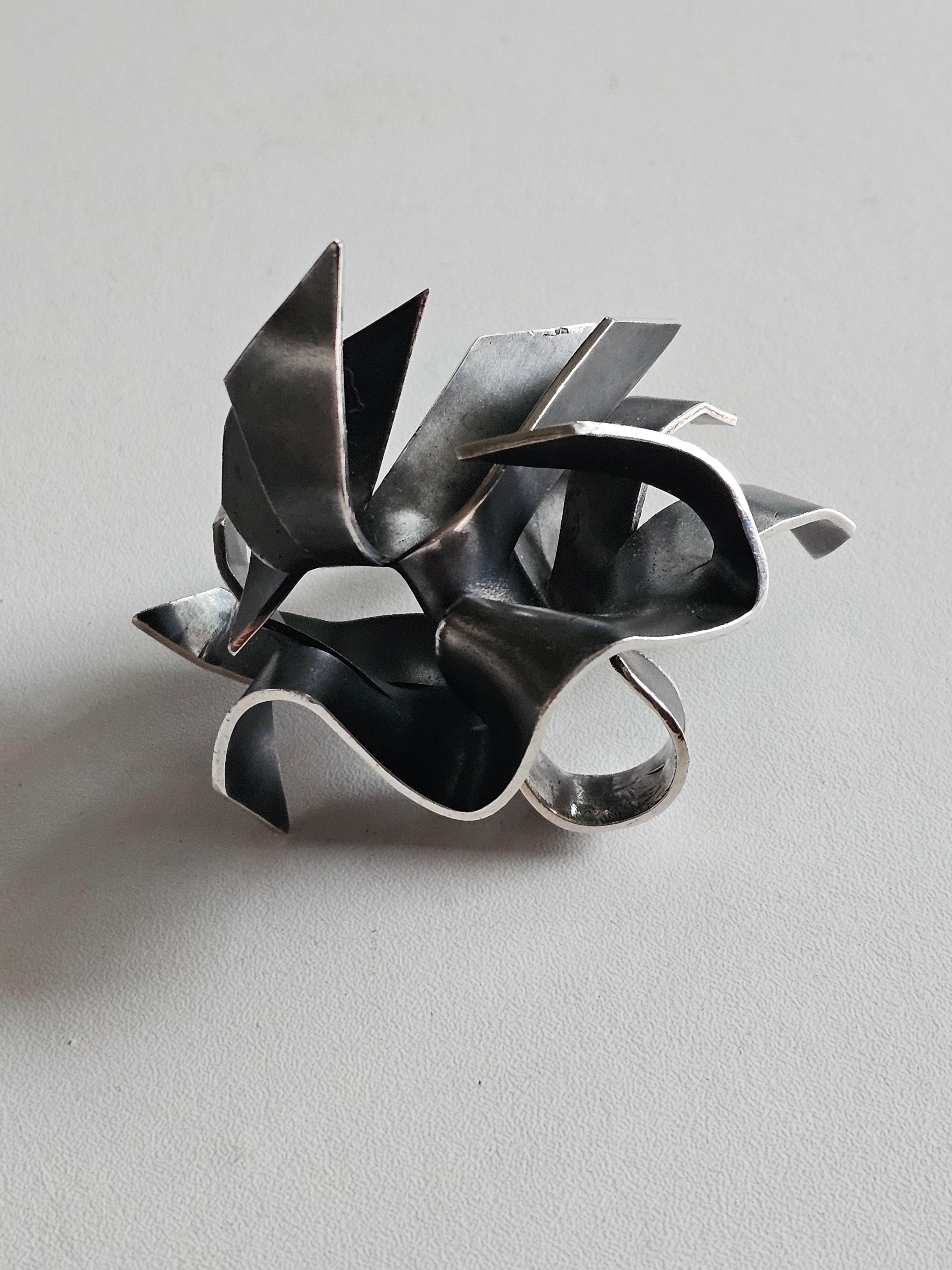 Big Tree Sculpture Statement Ring in black patinated sterling silver and polished outlines 

Unique 
Hallmarked

Exhibited at The Museum of Art & Design, NYC, 2019 

Dimensions 
cm : L 9 x W 7.5 x H 8
in : L 3.54 x W 2.95 x H 3.15
Thickness : 1.5 mm