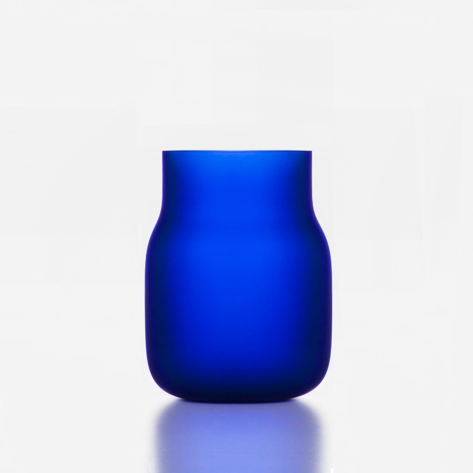Vaso Big Blue Bandaska Matte di Dechem Studio A.
Dimensioni: D 18 x H 24 cm.
Materiali: vetro.
Disponibile in 4 dimensioni: D15 x H25/ D18 x H24/ D9 x W31/ D22 x H33 cm.
Disponibile in nero, giallo uranio e blu scuro.

Soffiata a mano in uno stampo