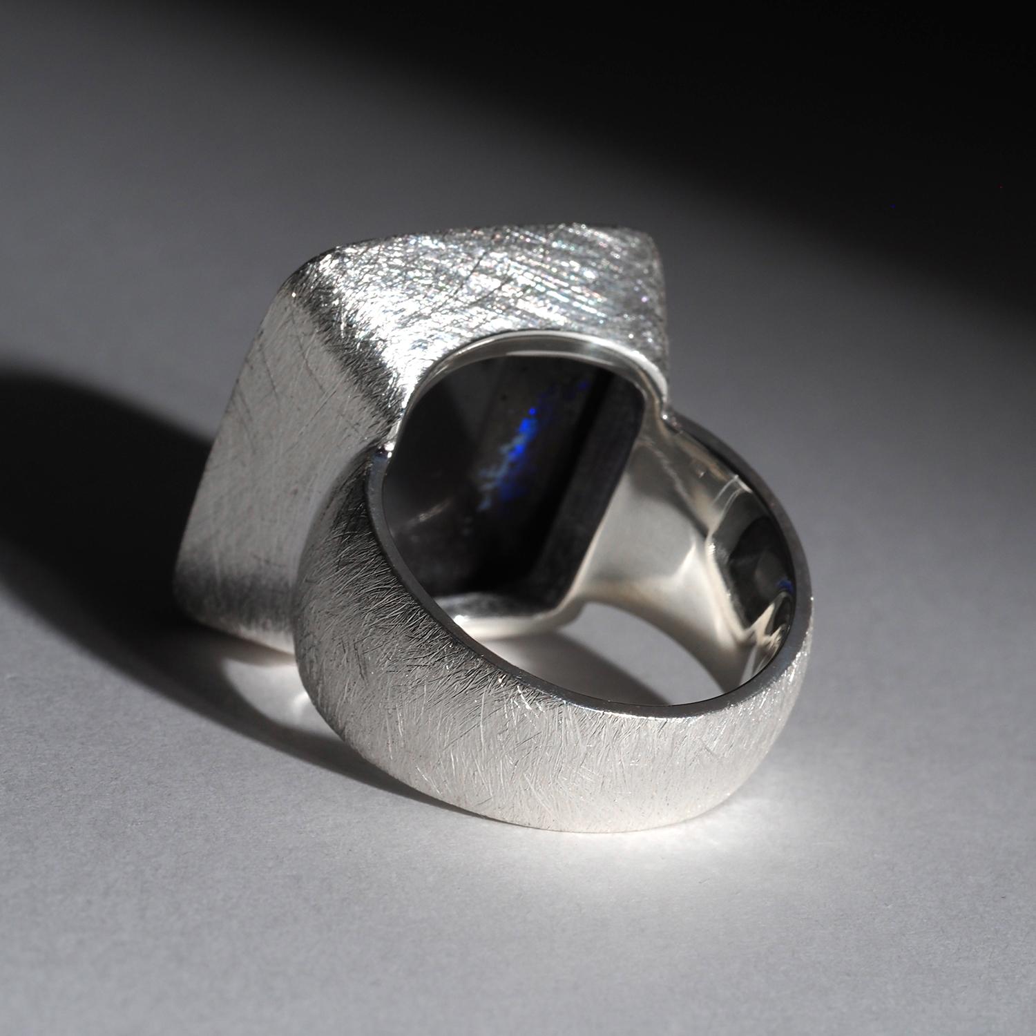 Anello d'argento Big Blue Boulder Opal Unisex Dichiarazione Gioielli in opale naturale Koroit in vendita 8