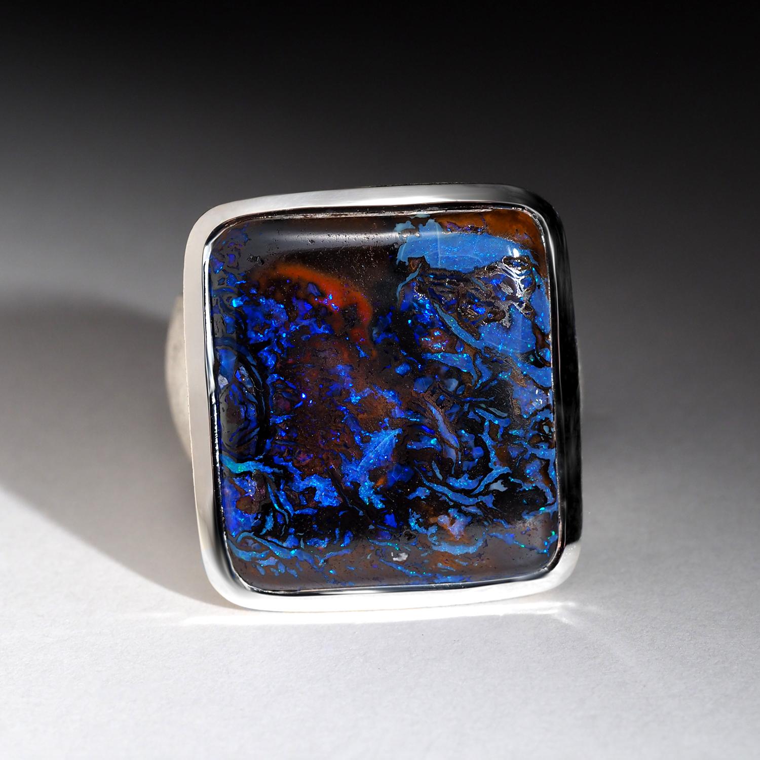 Grande e bellissimo Boulder della natura - tipo Koroit - Anello di opale in argento sterling
misura dell'anello - 9 US
peso dell'opale 24 ct
origine della gemma - Australia
Misure della pietra - 18 х 20 mm
Peso dell'anello - 19,8 grammi 

Tutte le