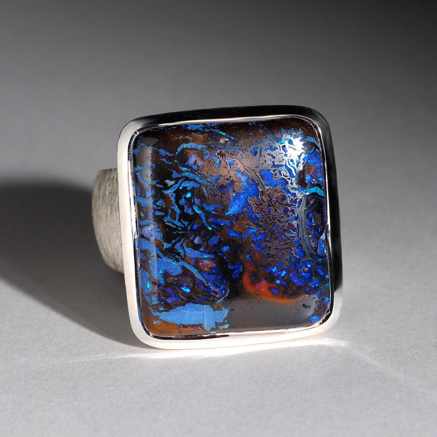 Anello d'argento Big Blue Boulder Opal Unisex Dichiarazione Gioielli in opale naturale Koroit In condizioni Nuovo in vendita a Berlin, DE