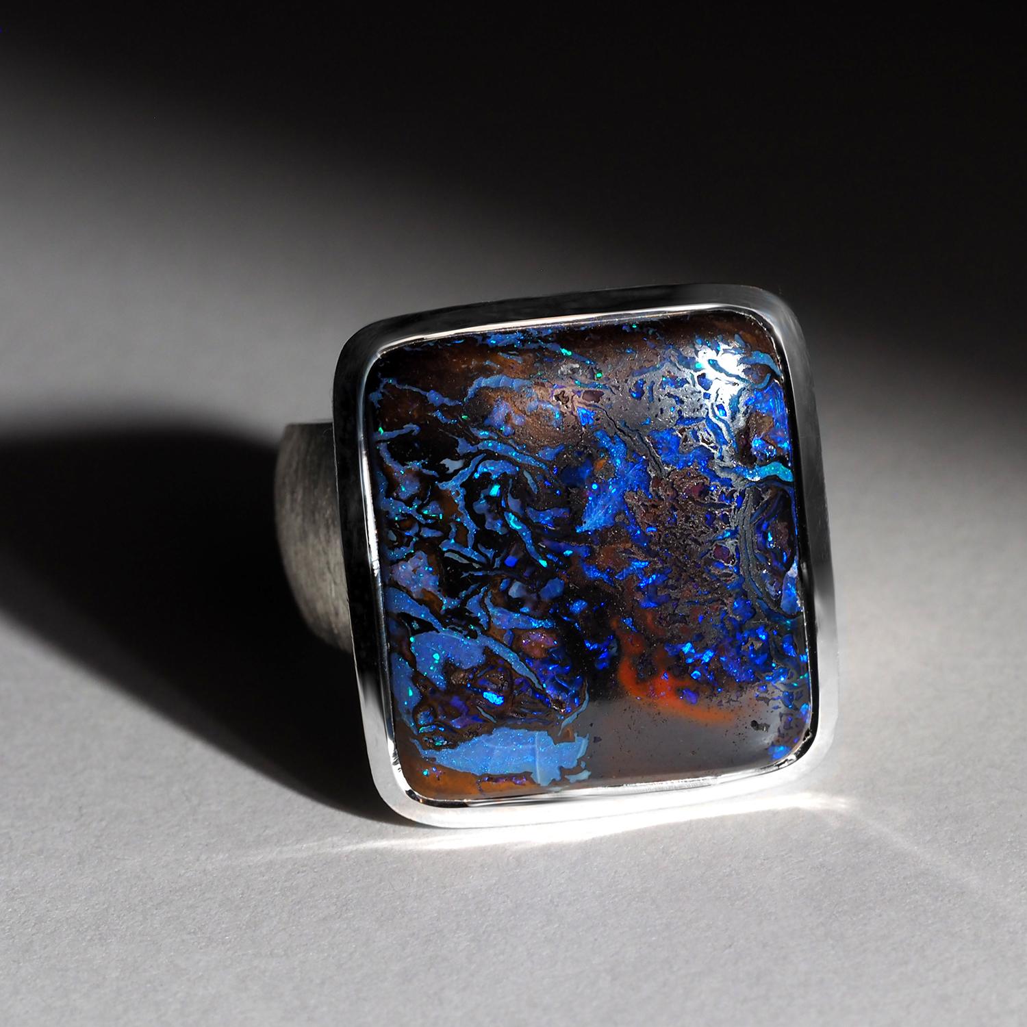 Anello d'argento Big Blue Boulder Opal Unisex Dichiarazione Gioielli in opale naturale Koroit in vendita 3