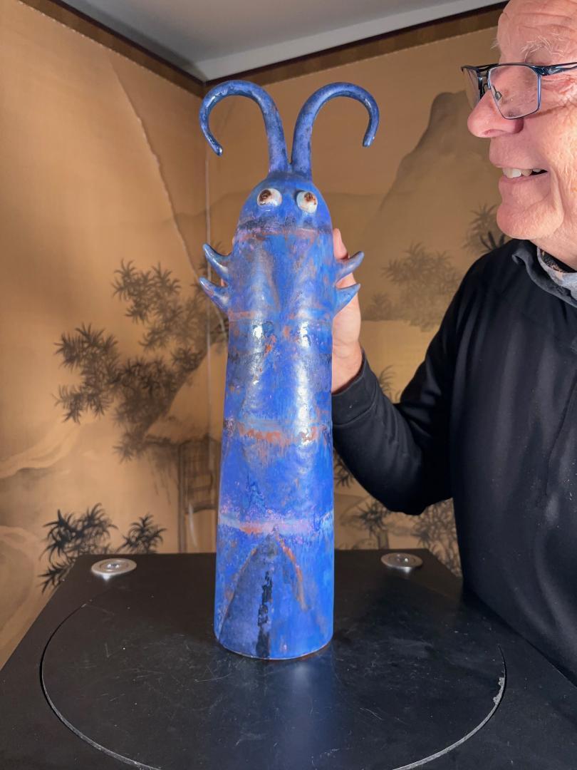 Cette 'Big Blue Caterpillar' est une chenille de 18 pouces de haut.  La sculpture de maître a été conçue et peinte à la main par Eva Fritz-Lindner (1933-2017).

Il s'agit d'une sculpture créative faite à la main, peinte et émaillée à la main,