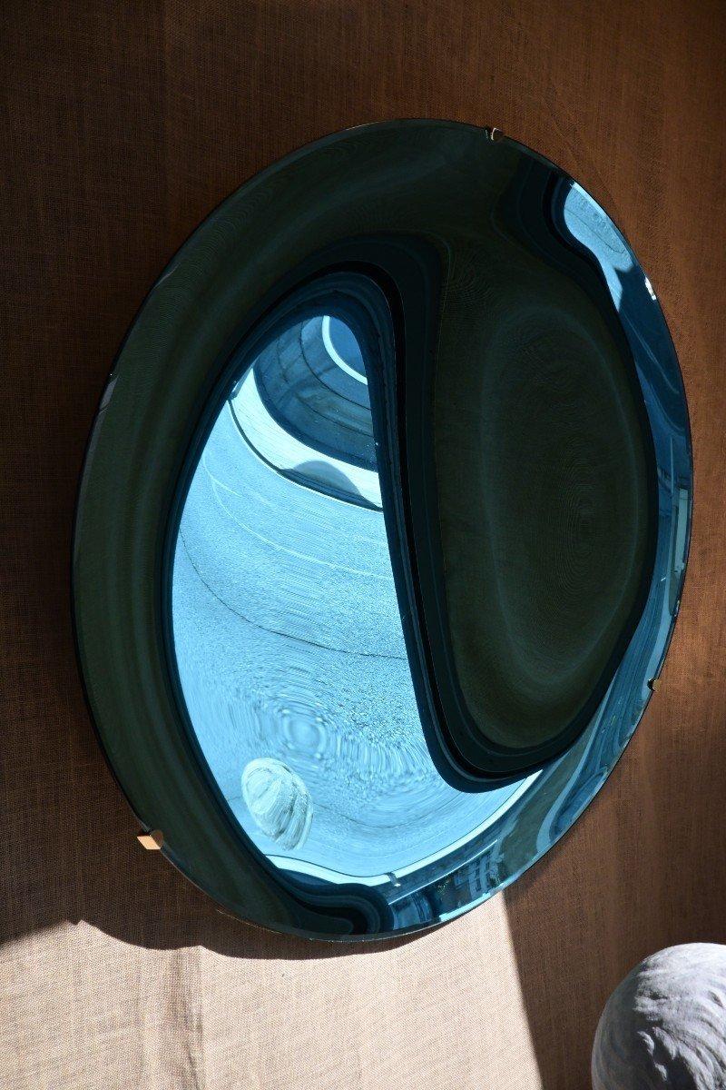 Großer blauer konkaver Spiegel, hergestellt in Italien
Struktur aus vergoldetem Messing
Durchmesser: 110 cm