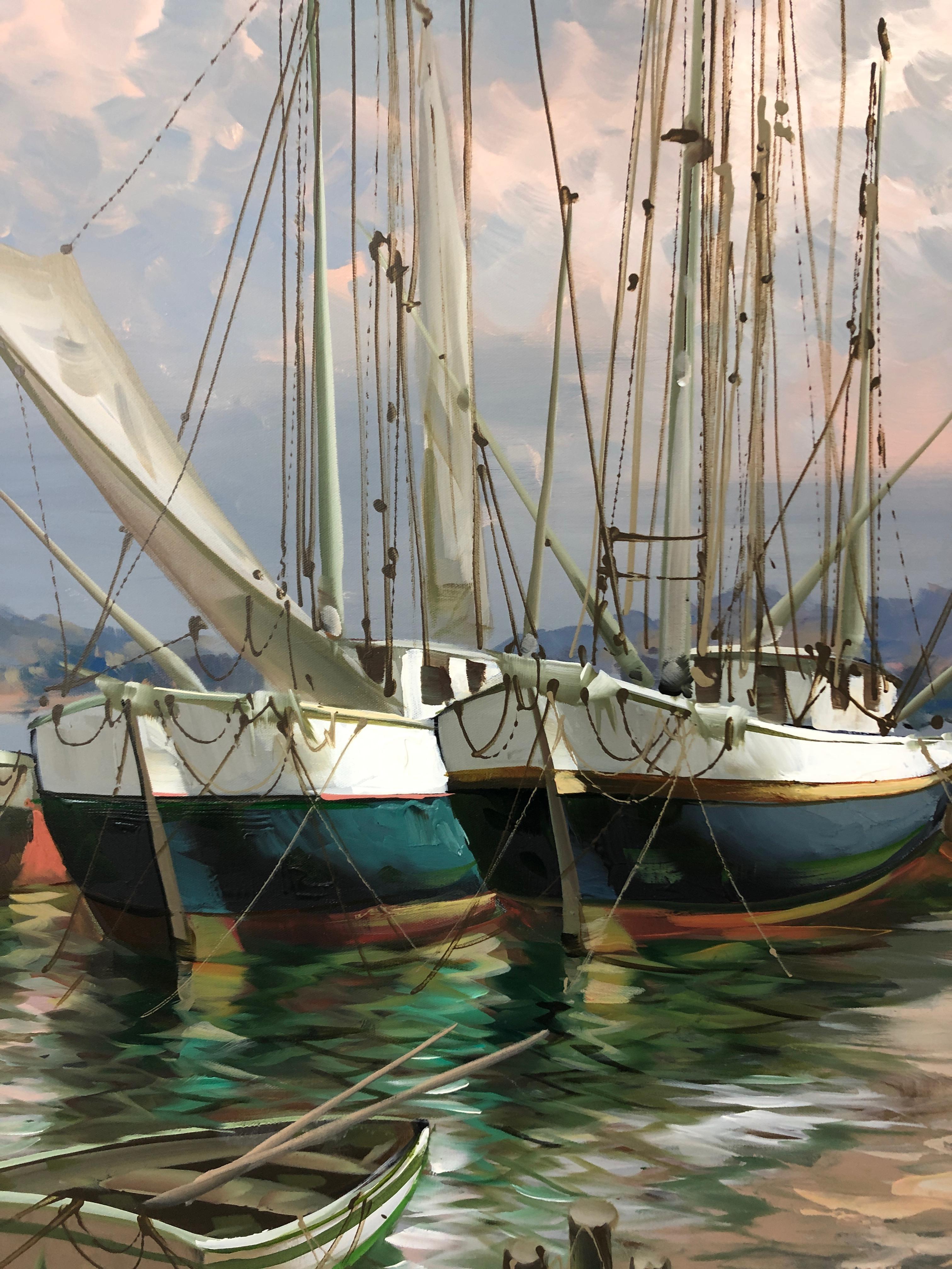Une grande peinture sur toile très impressionnante, au rendu puissant, représentant des bateaux amarrés dans un port. Des coups de pinceau habiles de vert, de bleu, de rose et de blanc rendent l'eau palpable, tandis que le grand ciel au-dessus est
