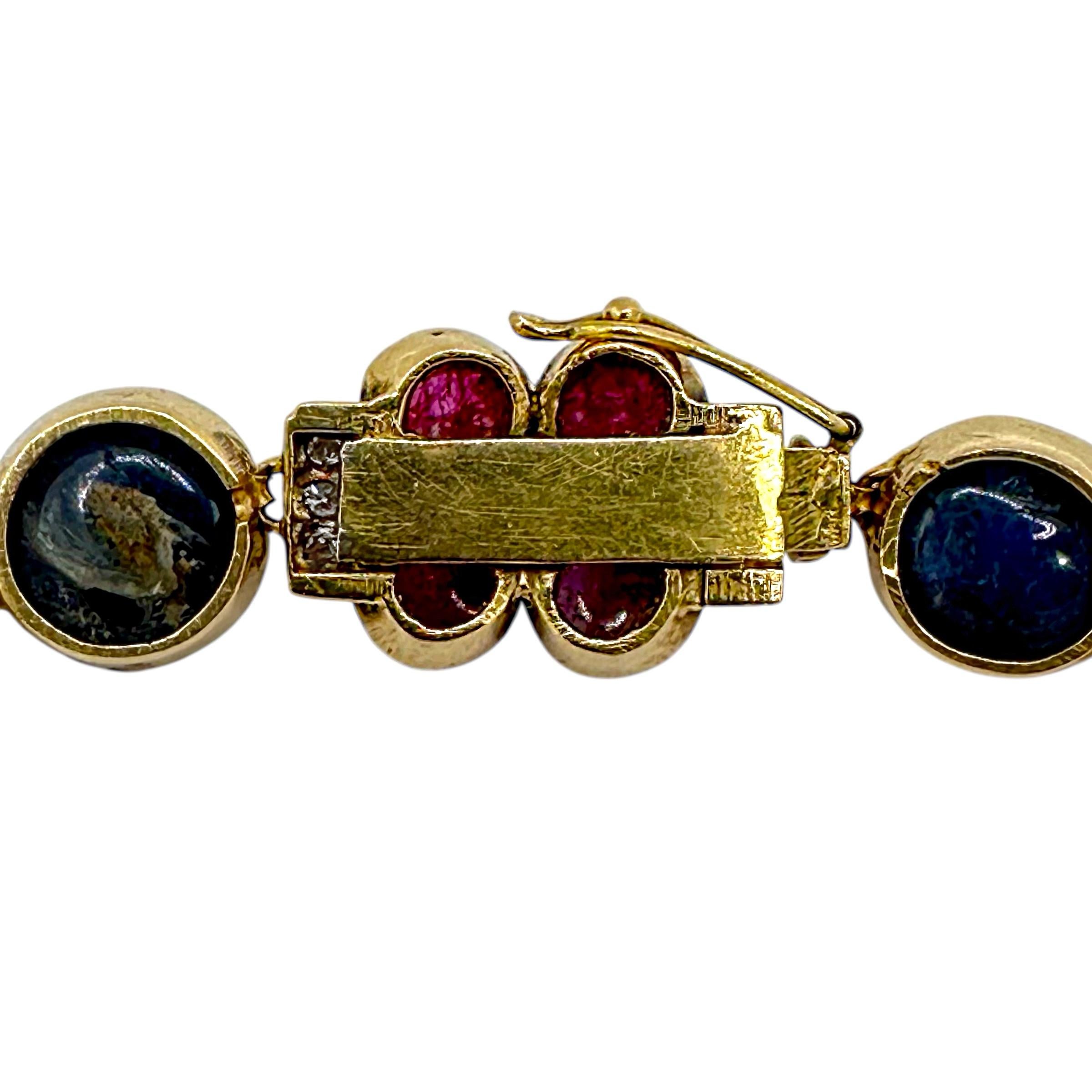 Moderno Collana girocollo vintage con zaffiro, rubino, smeraldo, diamante e oro, grande e audace in vendita