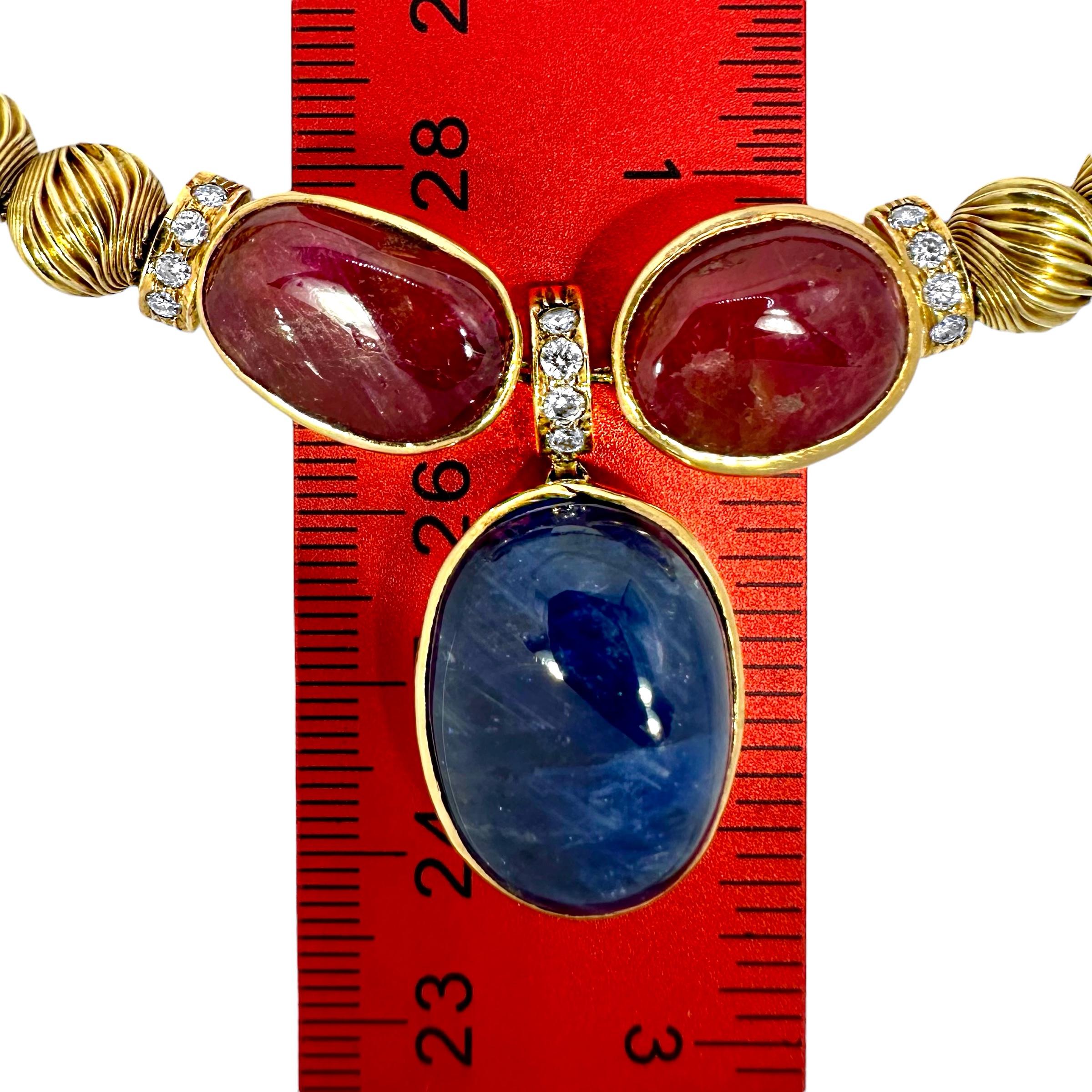 Taglio brillante Collana girocollo vintage con zaffiro, rubino, smeraldo, diamante e oro, grande e audace in vendita